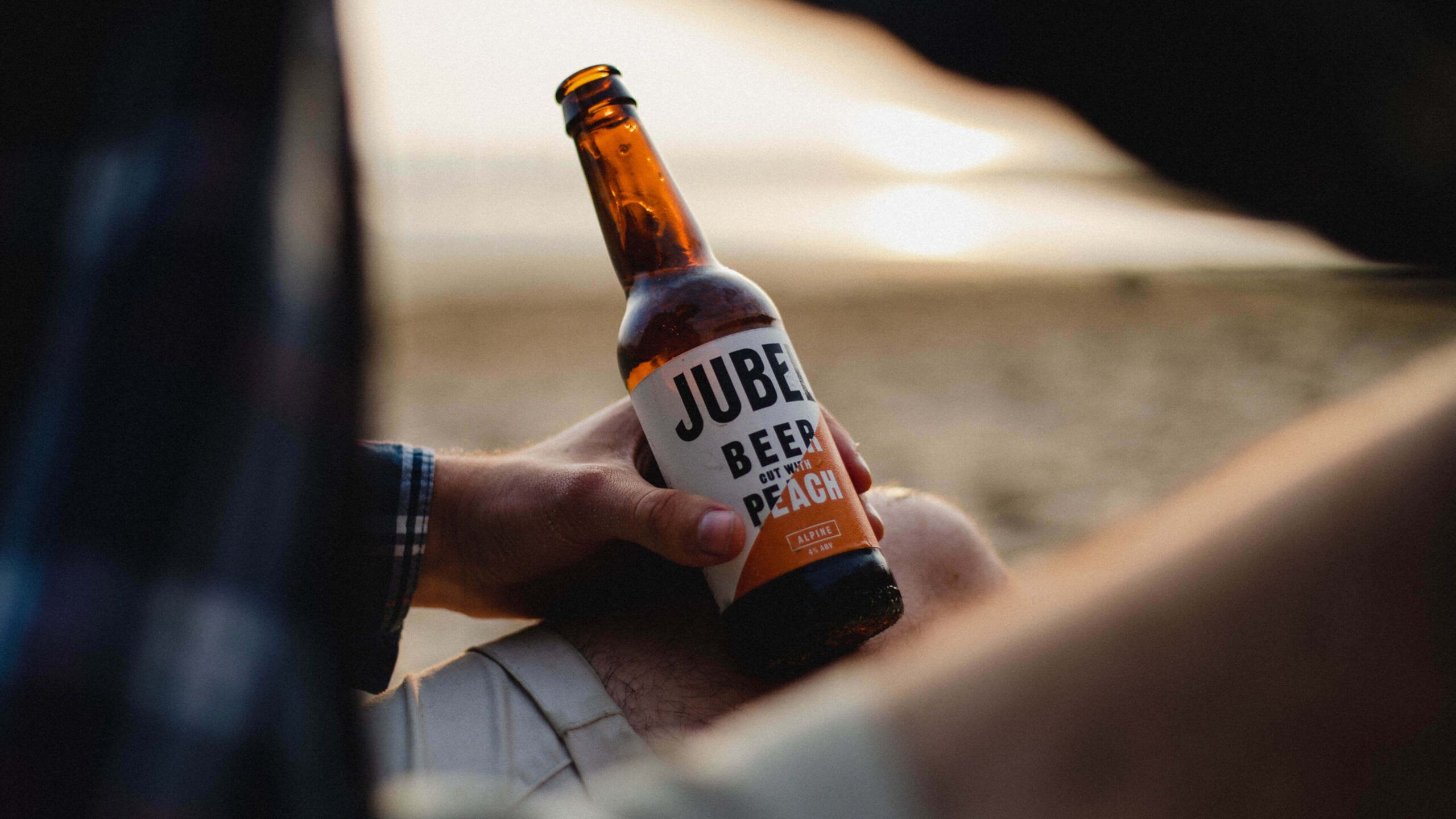 Lekker chillen op het strand bij zonsondergang met een Jubel biertje en genieten van de prachtige sterrenhemel.