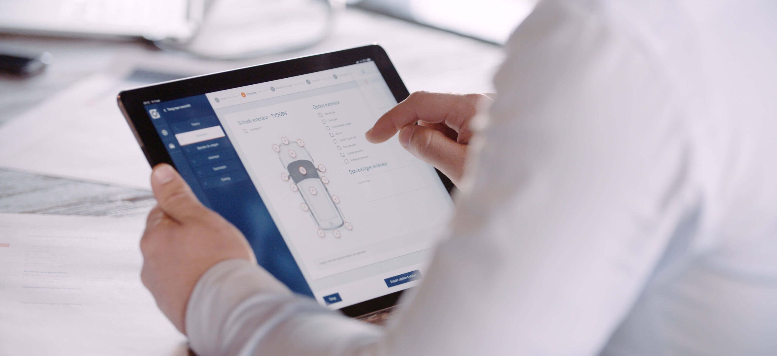 Een autoliefhebber beheert zijn collectie eenvoudig met de onderhoudsapp van Car Collect op een tablet.