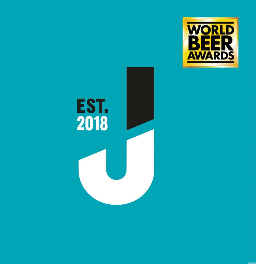 Turquoise design met een stijlvolle J, "Est. 2018" markeert de elegantie van Jubel Beer. Het logo van de World Beer Awards benadrukt de lofbetuiging.