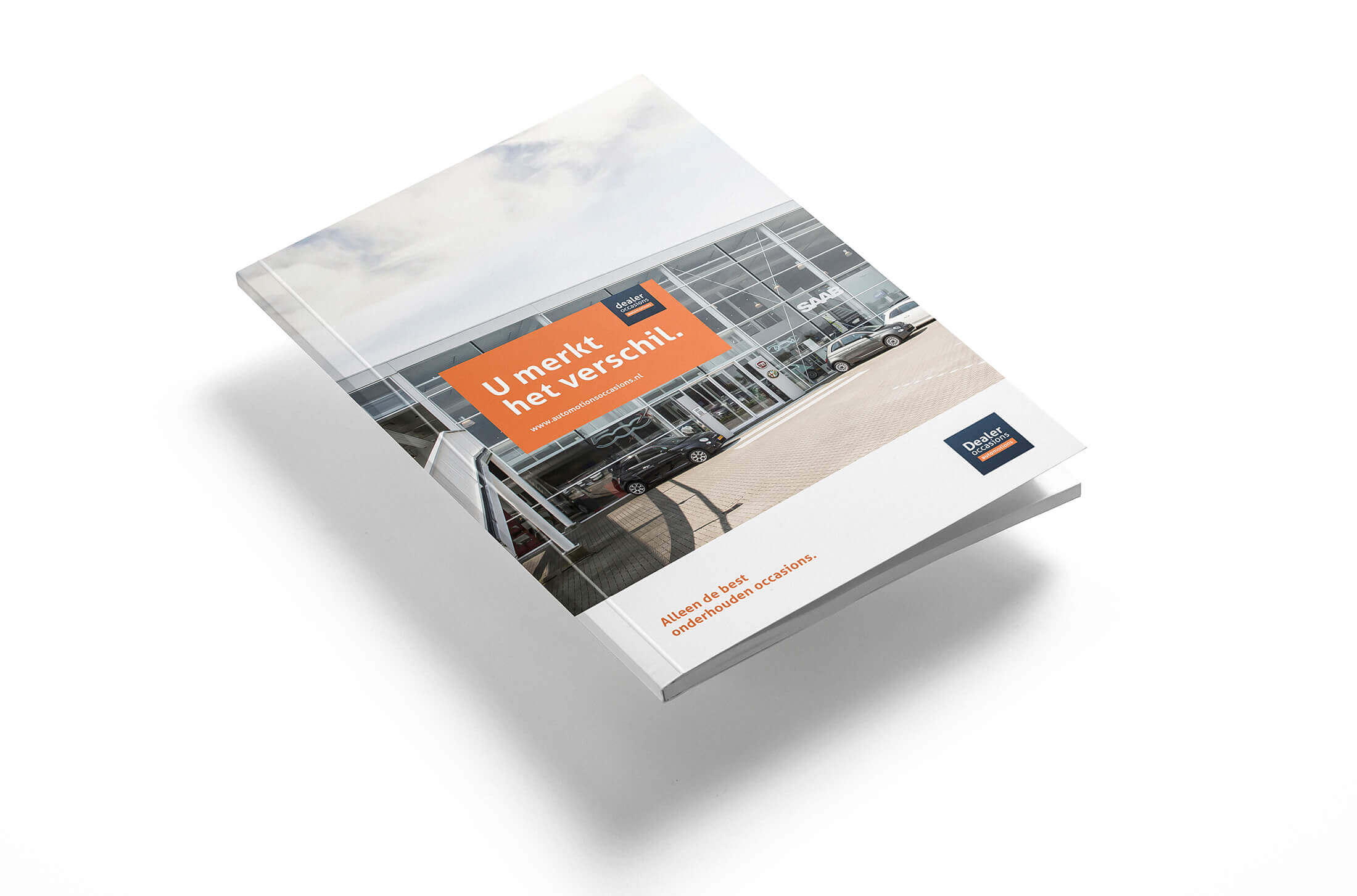 De brochure van 'Automotions' toont een strak, modern gebouw met Nederlandse tekst in opvallende oranje en witte accenten.