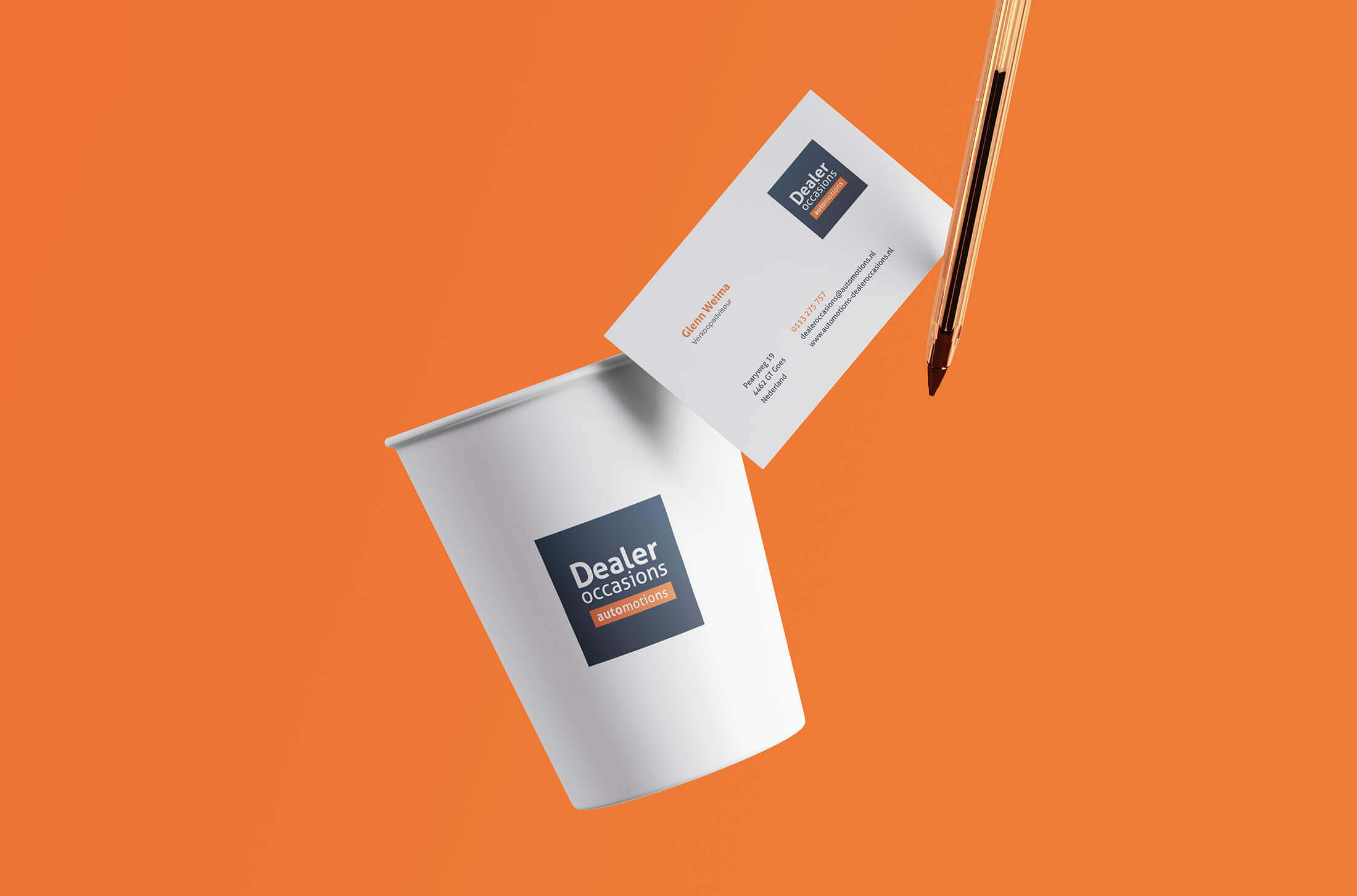 Een witte beker en een visitekaartje met het merk Automotions steken af tegen een strakke oranje achtergrond.