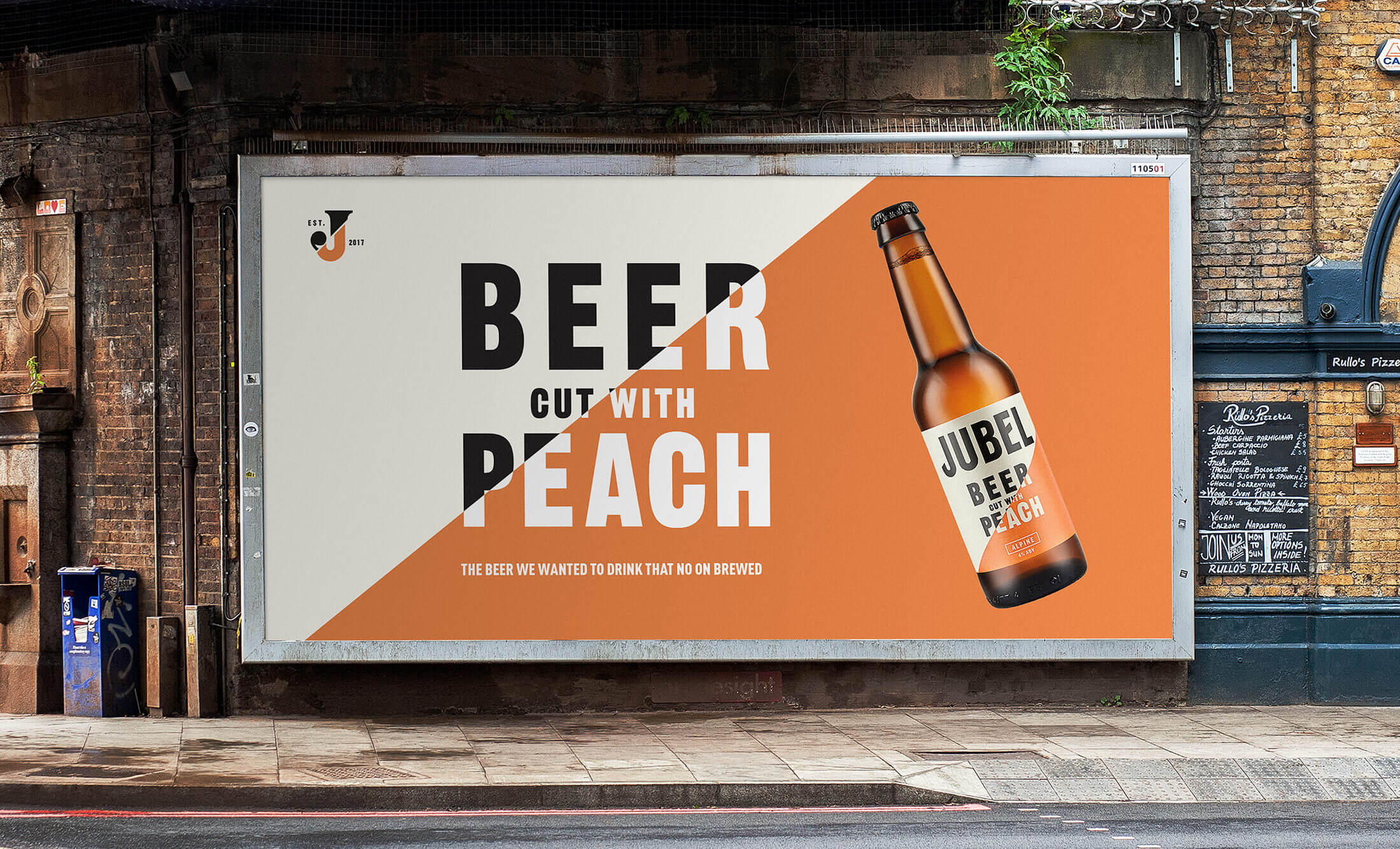 Een billboard springt in het oog met een Jubel-bierfles en de tekst "Beer cut with peach" op een opvallende witte en oranje achtergrond.