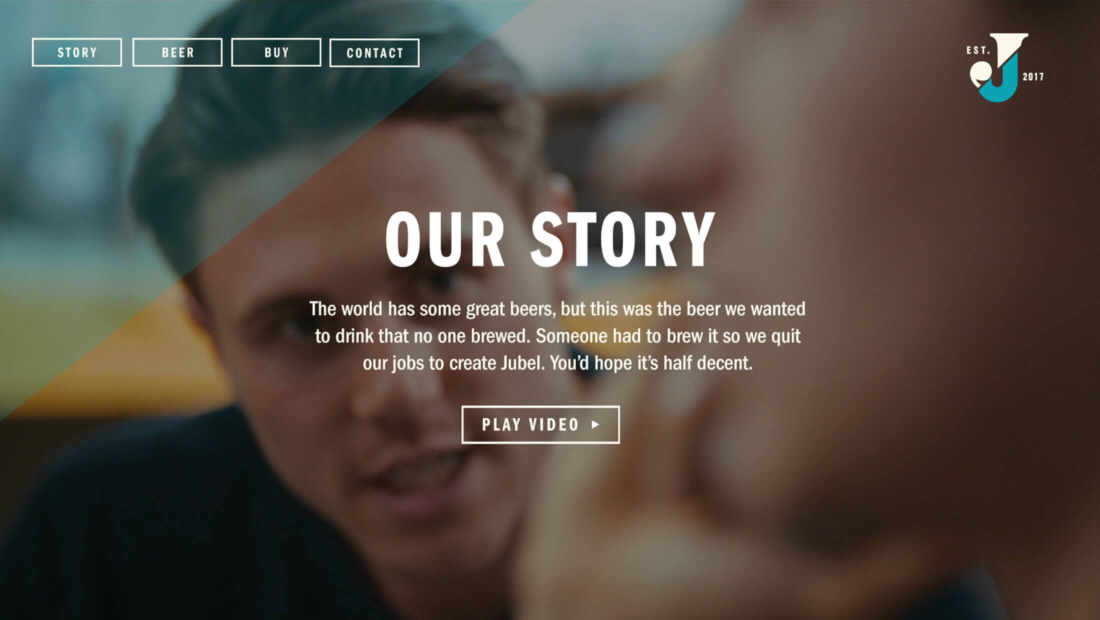 Vage close-up van een chat; tekst: "Jubel Beer Story." Bekijk de video om te ontdekken!.