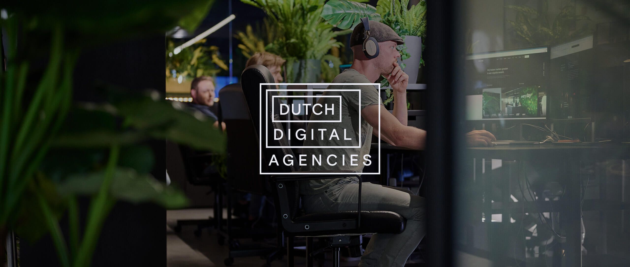 Modern kantoor, weelderige planten, mensen achter computers. Overlay: Nederlandse digitale bureaus.