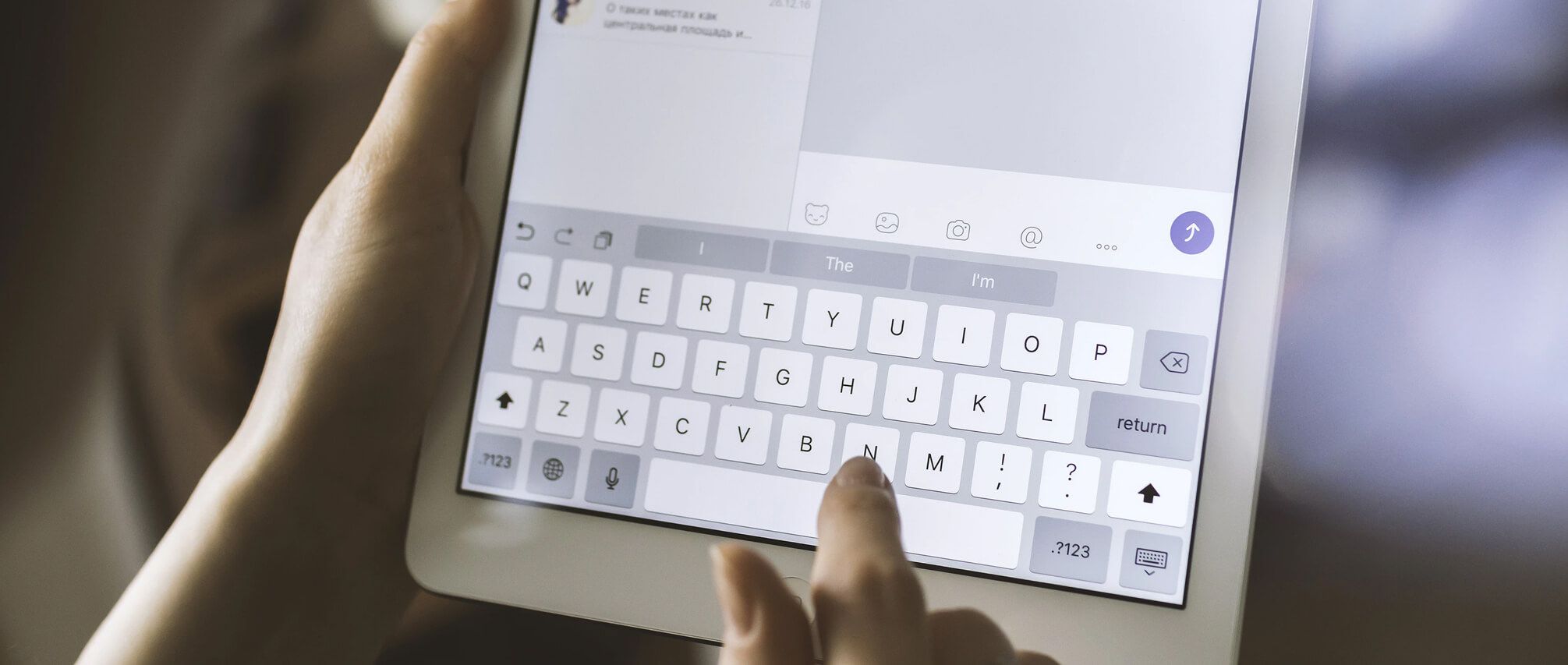 De gebruiker tikt op het digitale toetsenbord van een tablet.