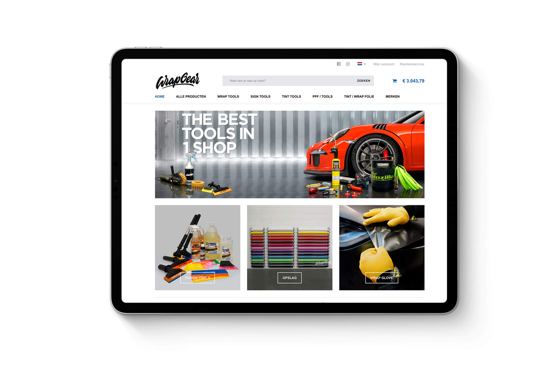 Bekijk Wrapgear.nl op een tablet voor autogereedschap, felle kleuren en de beste schoonmaakmiddelen.