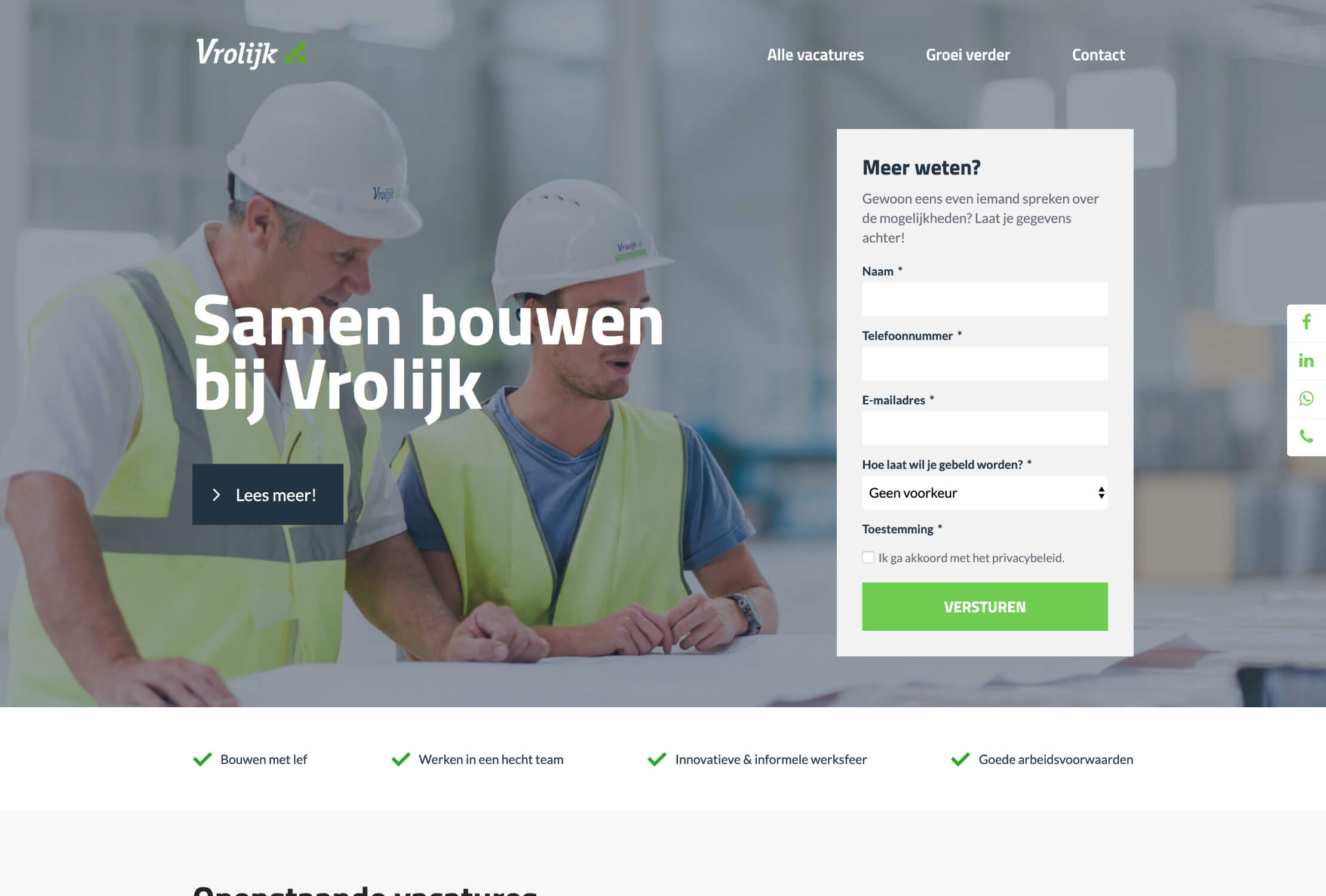 Werknemers in de versnelling bestuderen plannen met de website van Bouwbedrijf Vrolijk centraal.