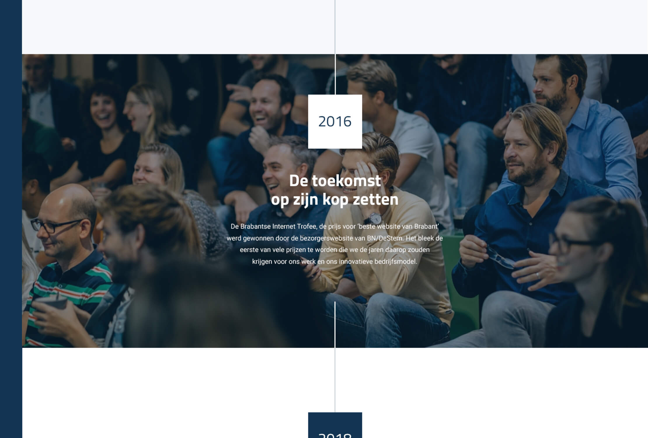 Tijdens het Car Collect-evenement van 2016 zit een divers publiek glimlachend en betrokken.