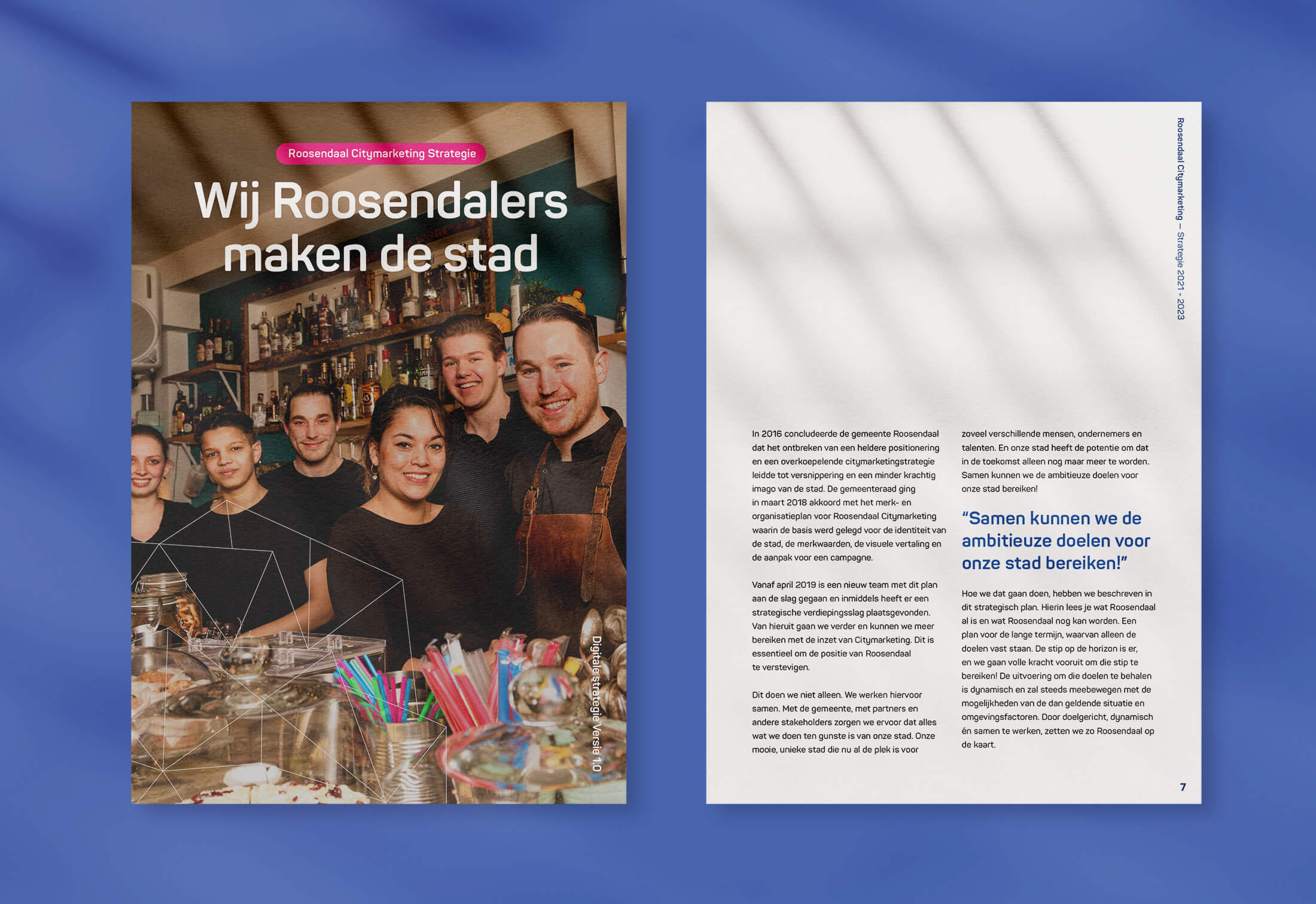 Links: Lachende mensen in een bar (Nederlandse tekst). Rechts: Opengeslagen boekje met tekst.