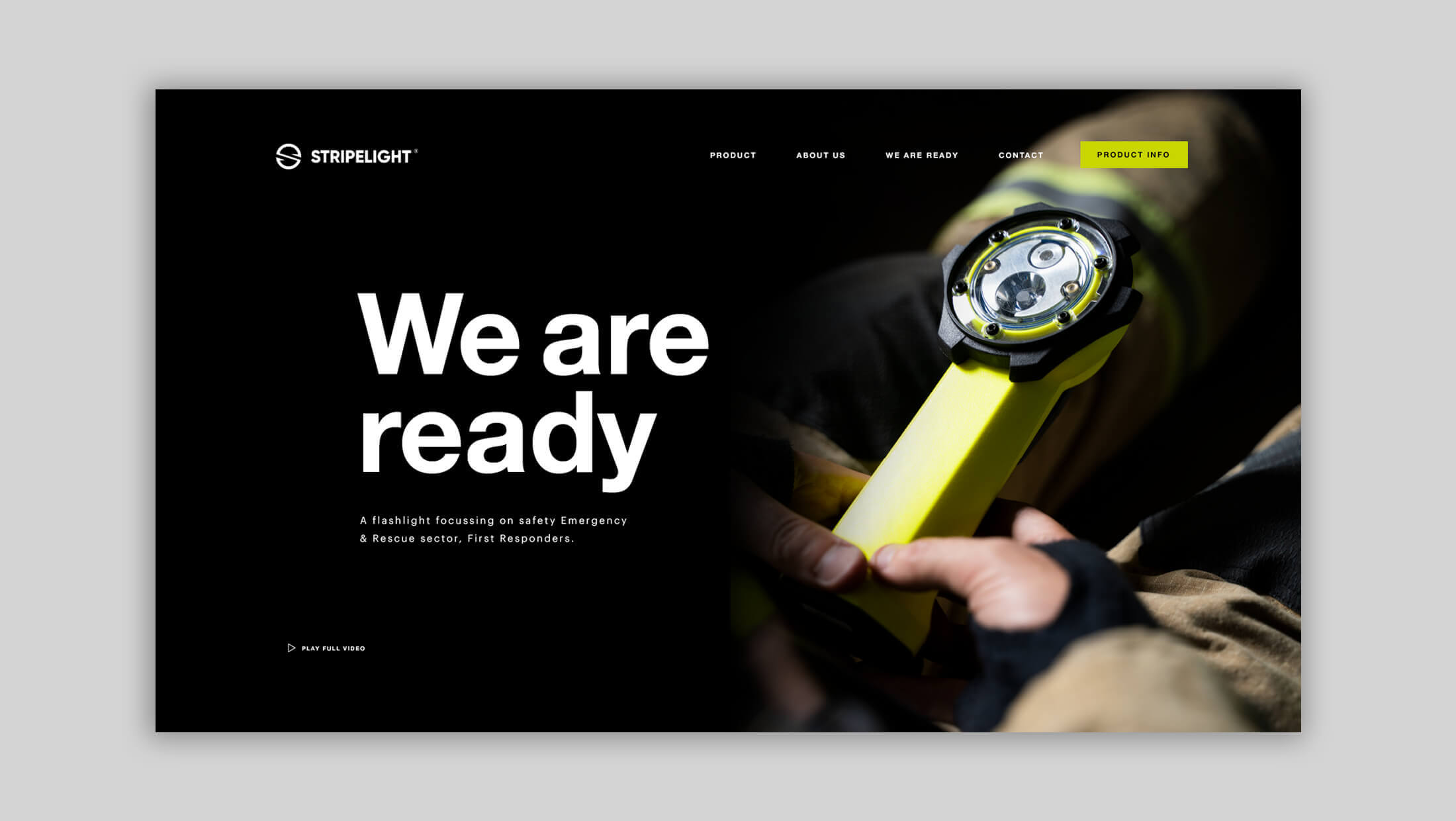 Close-up van een gele zaklamp op een "We are ready"-webpagina, tegen een donkere achtergrond.