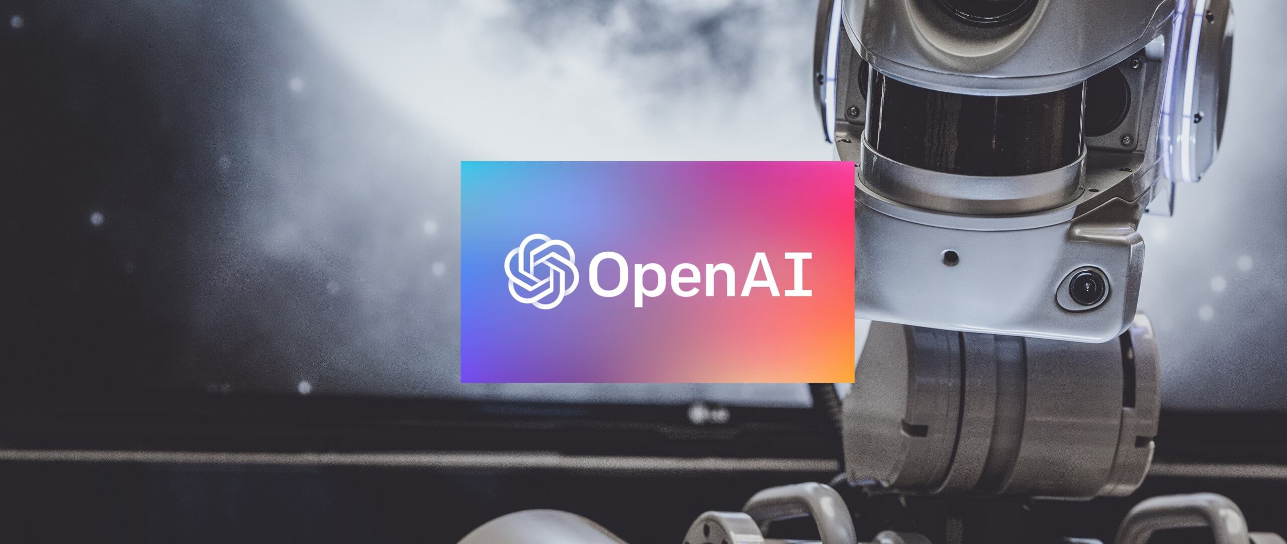 Een robot met grote lensogen staat naast een levendig OpenAI-logo tegen een kosmisch wazige achtergrond.