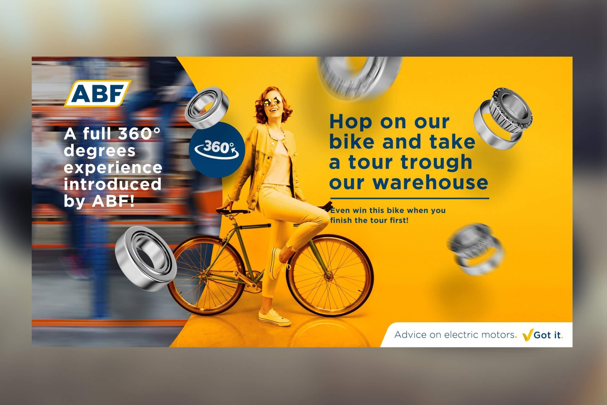 Een fietser baant zich een weg door de machines en brengt ABF's 360°-tour door het pakhuis met een nieuw perspectief tot leven.