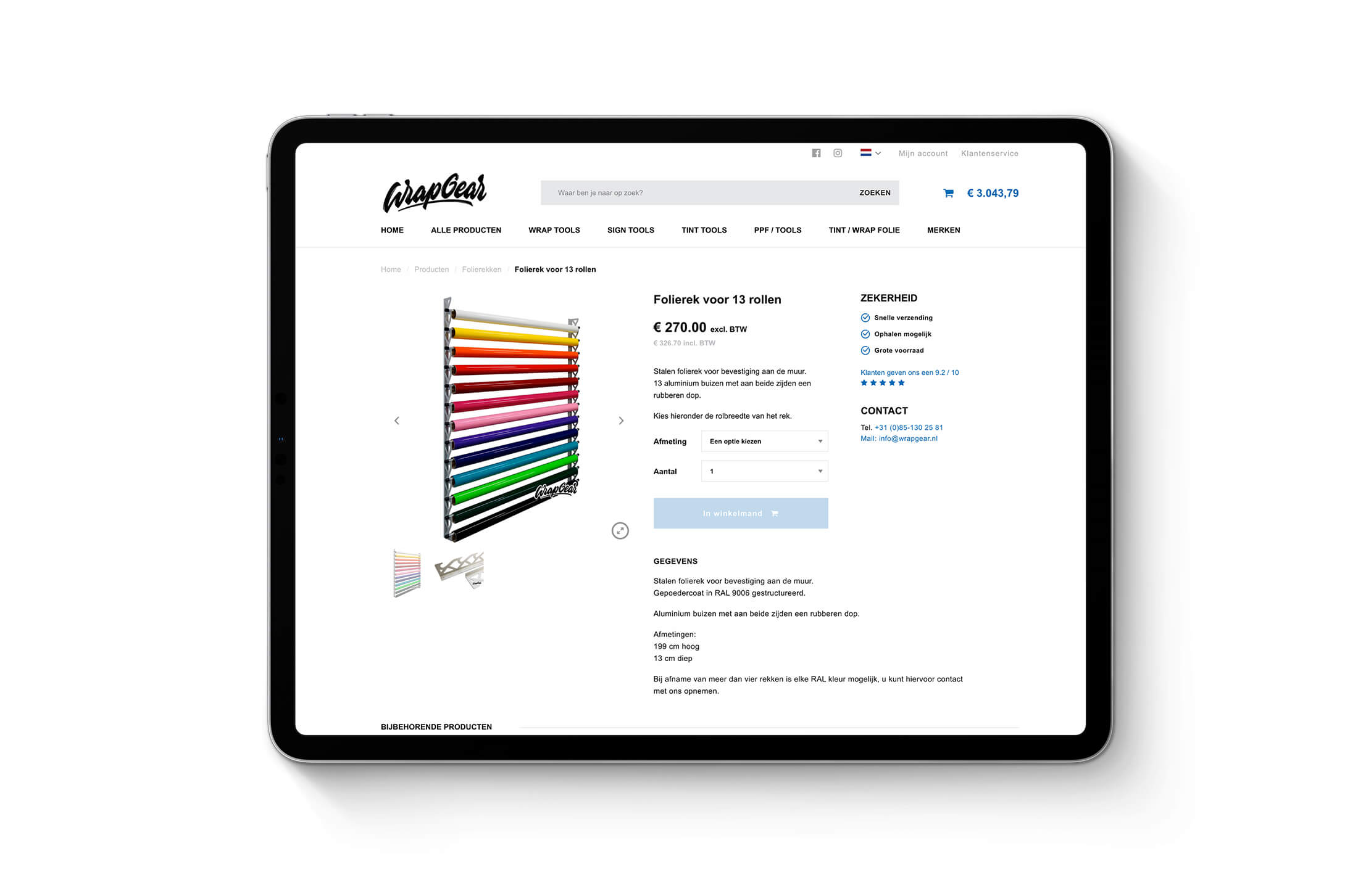 Op een tablet wordt de levendige wereld van Wrapgear.nl getoond, met kleurrijke pennenhouders en gedetailleerde productinformatie.