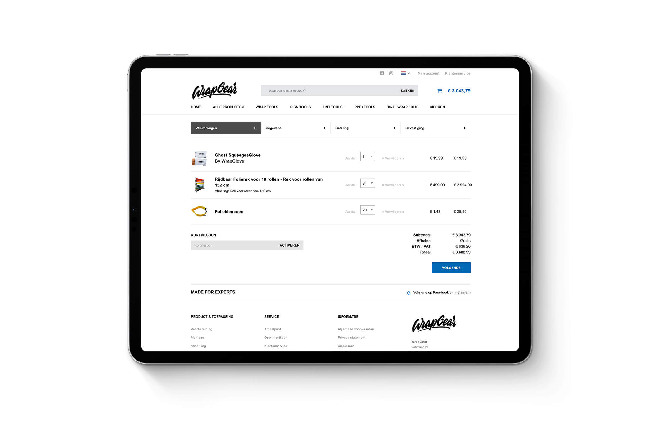 Op het tabletscherm ziet u een winkelwagen van Wrapgear.nl met softwareartikelen ter waarde van € 318,68.
