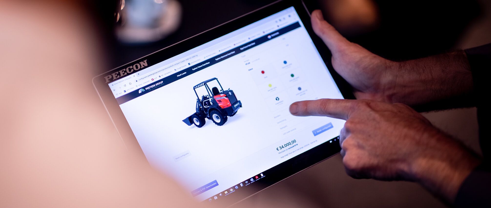 De gebruiker tikt op opties op het scherm van een tablet terwijl hij op een rode tractor kijkt.