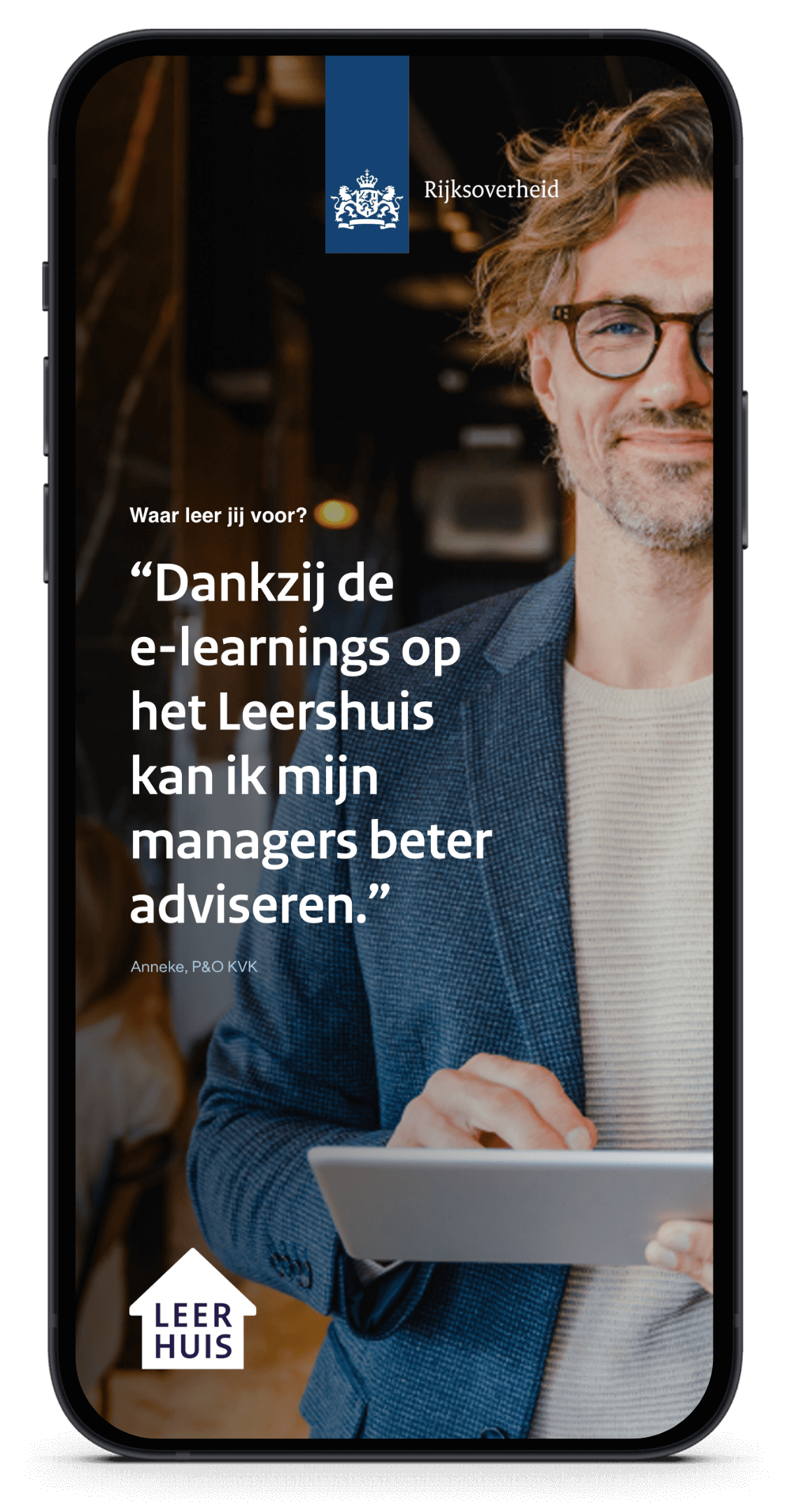 Man in pak met tablet; Nederlandse tekst over voordelen van e-learning op telefoonscherm.