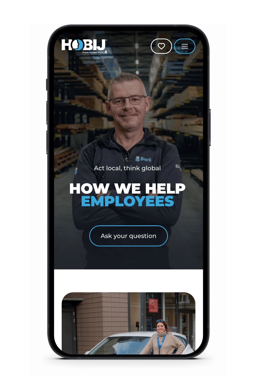 Man in magazijn, armen over elkaar. Websitebanner: Hoe HOBIJ medewerkers ondersteunt.