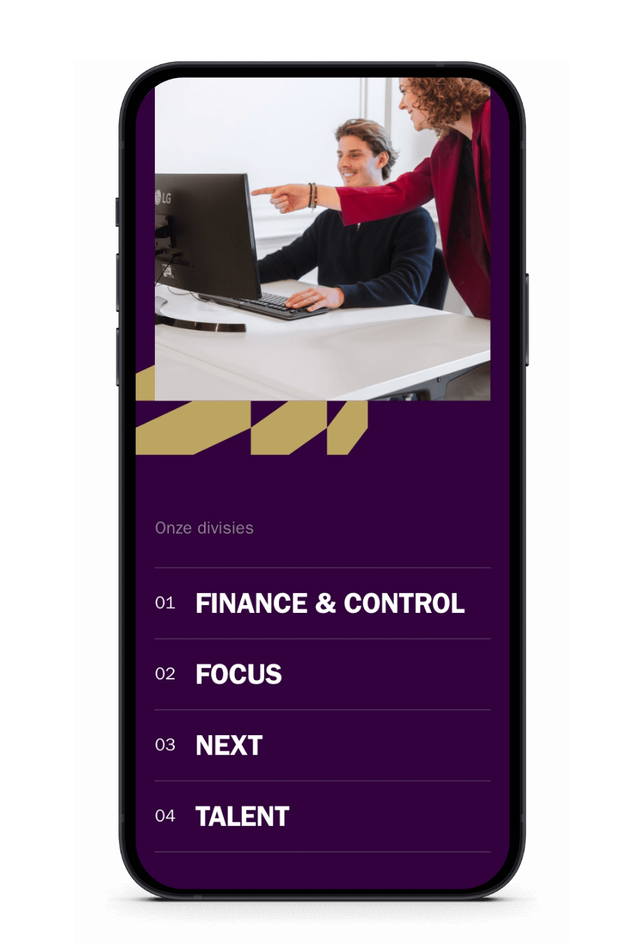 Twee mensen navigeren door het appmenu van FIT Group: de afdelingen Financiën, Focus, Volgende en Talent.