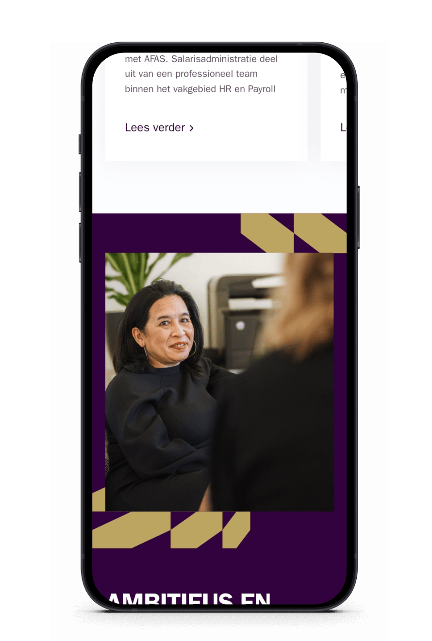 Een vrouw met donker haar chat tijdens een virtuele FIT Group-vergadering, weergegeven op een smartphonescherm.