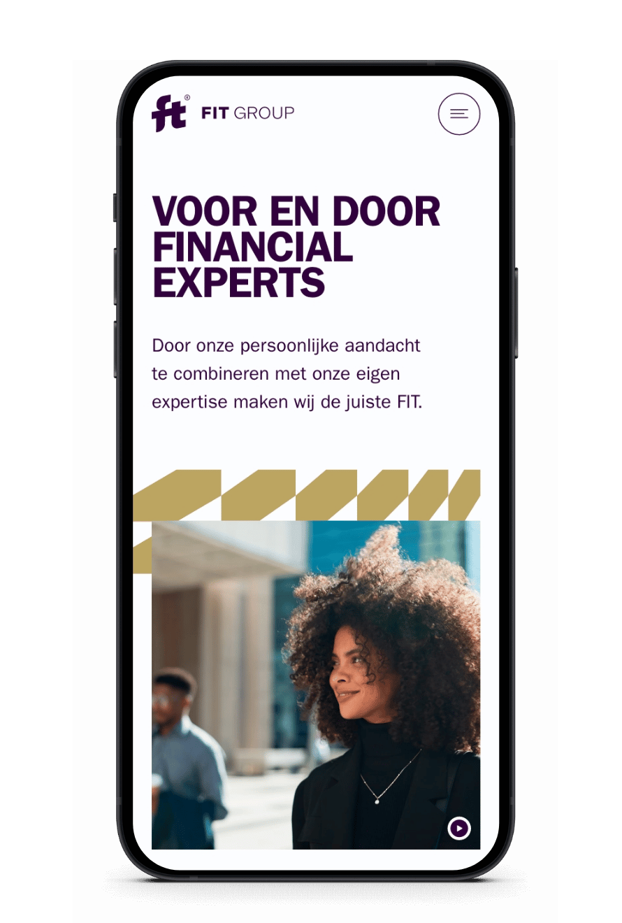 Bedrijfssite van FIT Group op smartphone, vrouw in beeld, Nederlandse tekst over financiële expertise.