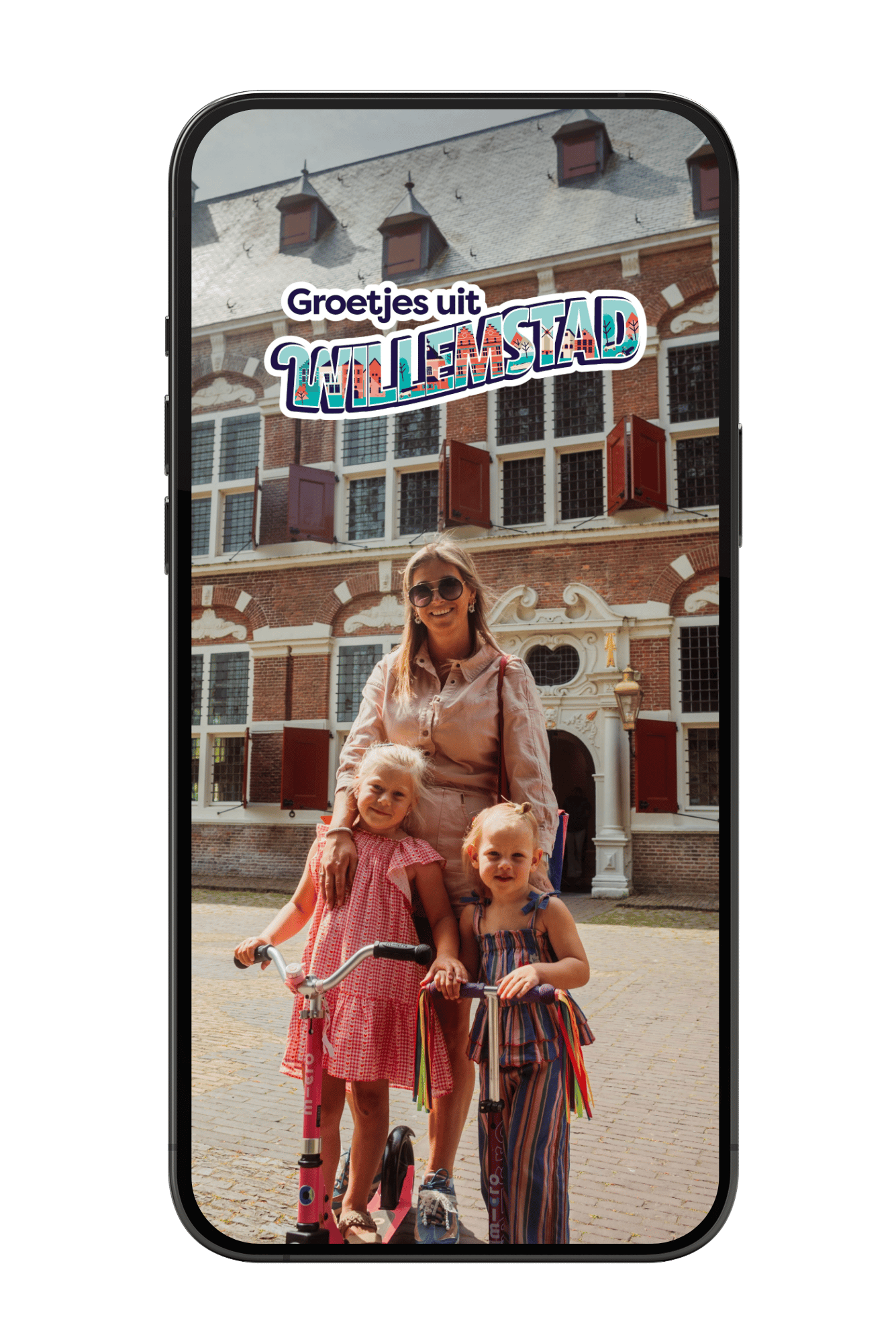 Vrouw en twee kinderen in Memphis Depay-kleding poseren bij een historisch gebouw. Tekst: "Groetjes uit Willemstad.