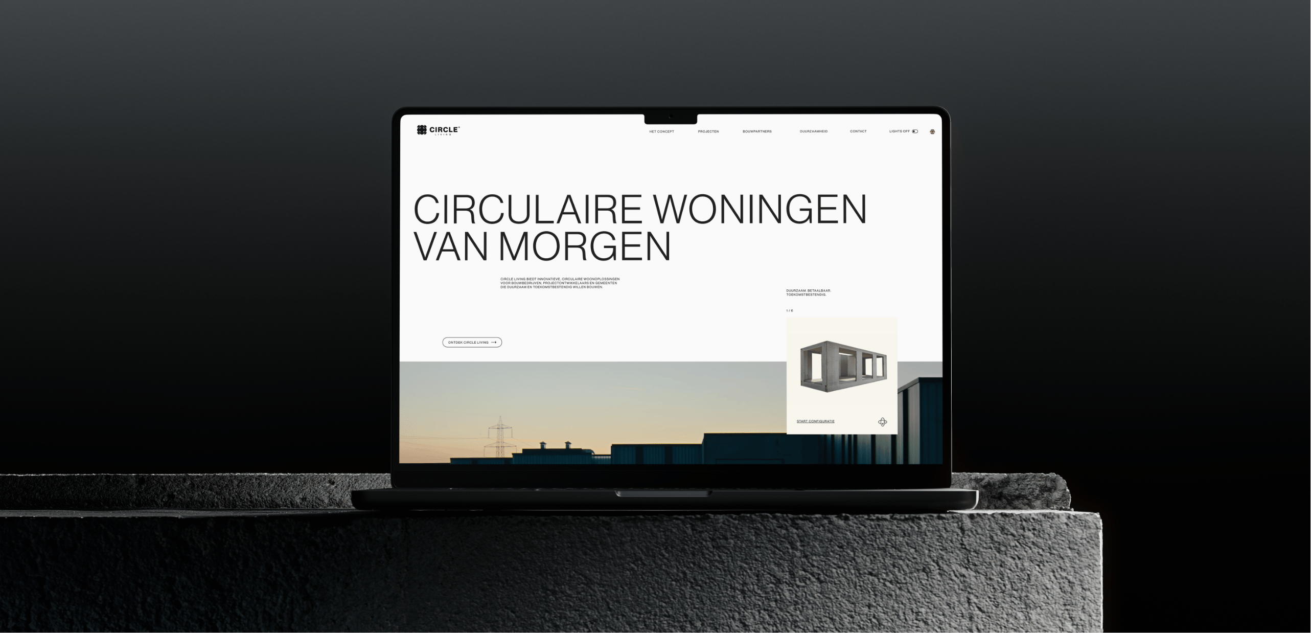 Een laptop toont "CIRCULAIRE WONINGEN VAN MORGEN" op een website tegen een donkere achtergrond.