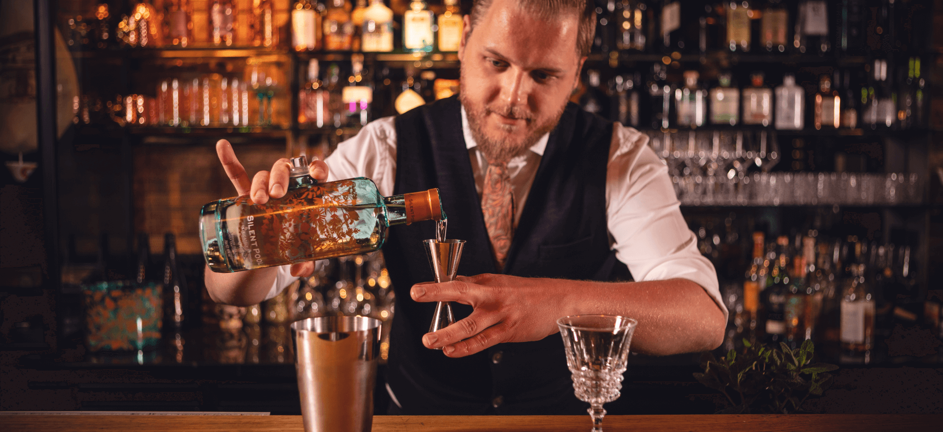 De barman meet en mixt de drankjes vakkundig en is klaar om met elke cocktail een feestje te bouwen.