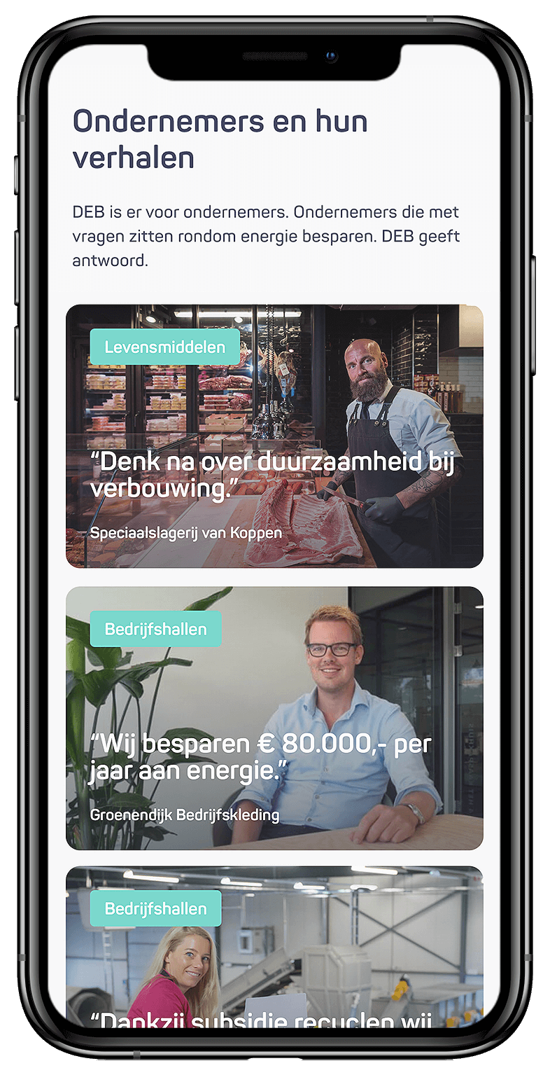 Smartphone toont verhalen van ondernemers over energiebesparing.