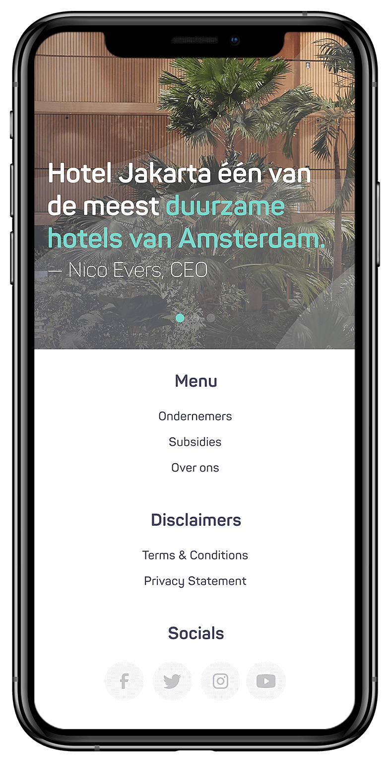 Nederlandse hotelwebsite op smartphone, met menu en social media-iconen.