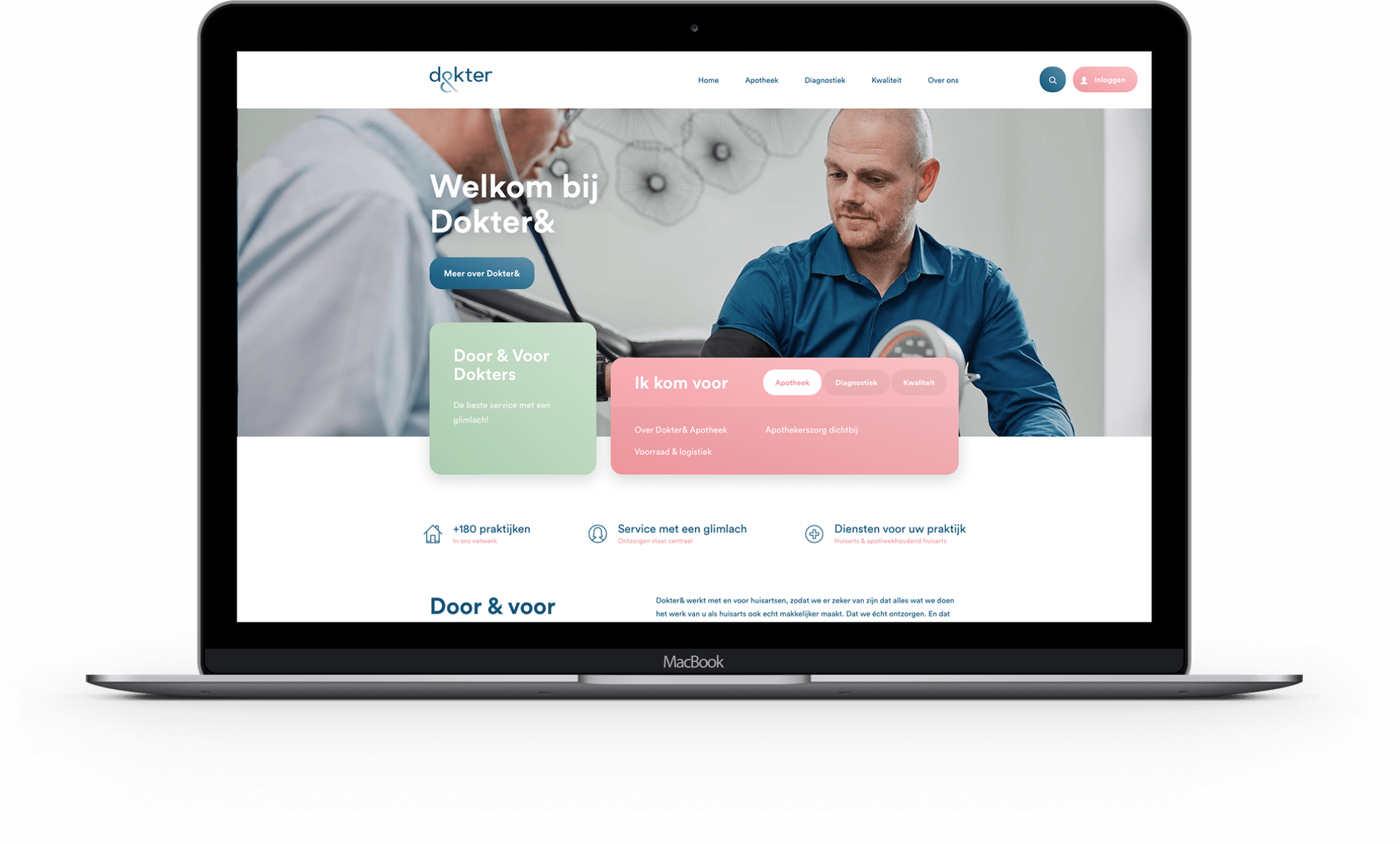 Laptop met een website met een doktersthema, met "Welkom bij Dokter&" en een mannelijke arts op de achtergrond.
