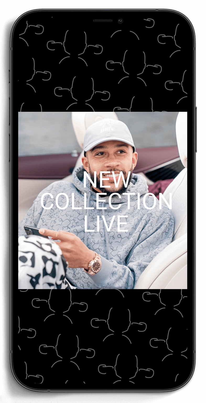 Man in outfit met print en pet zit in auto, overlay tekst: NIEUWE COLLECTIE VAN Memphis Depay Clothing LIVE!.