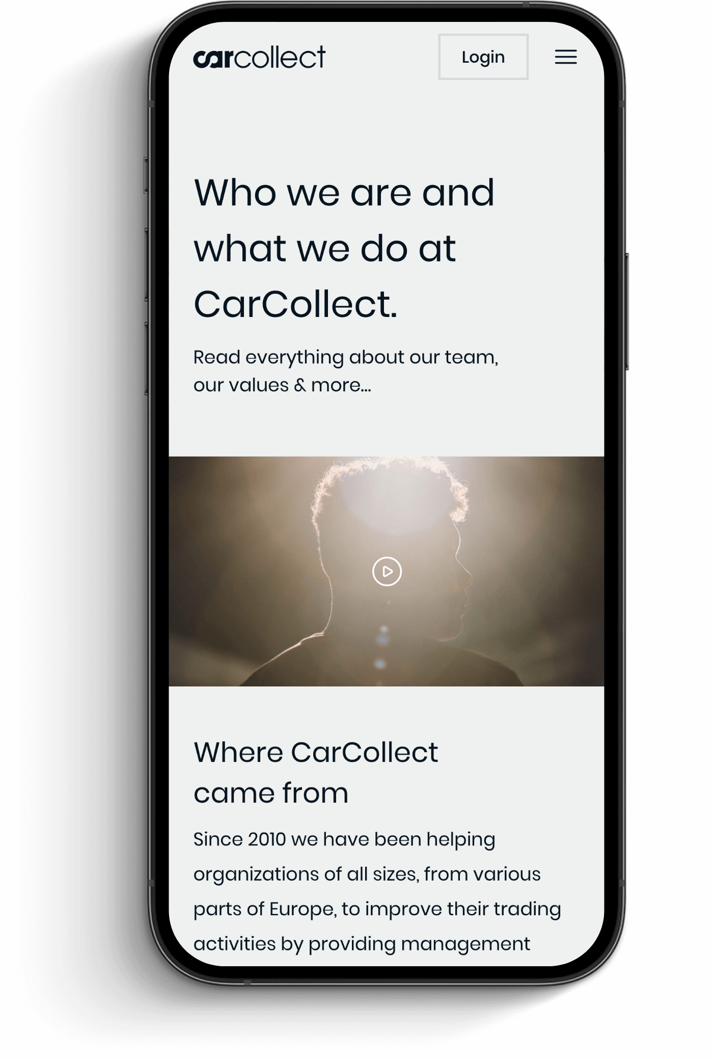 Op een smartphone wordt de webpagina van CarCollect weergegeven, met daarop het team, de kernwaarden en een opvallend silhouet.