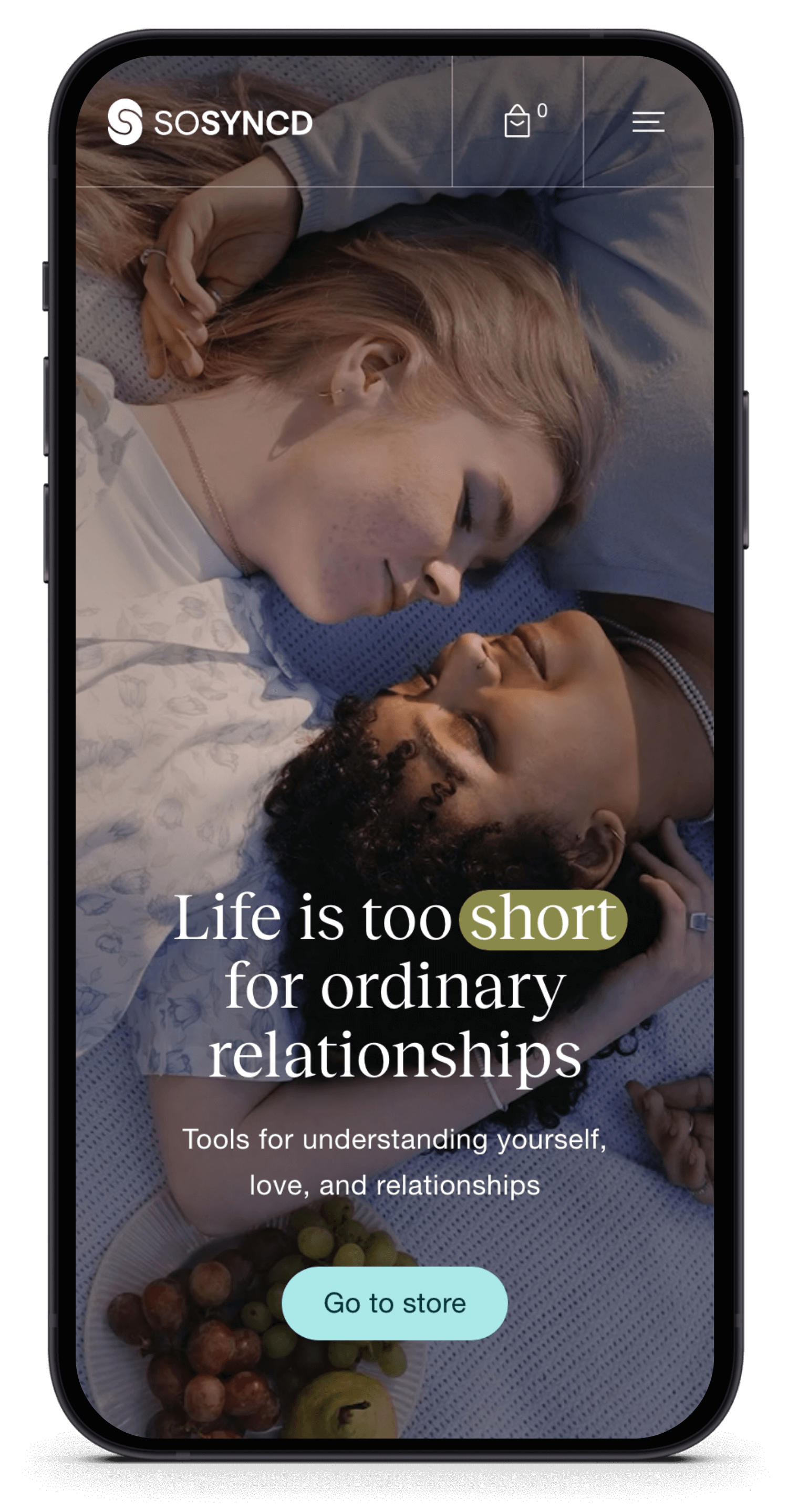 Twee gelukkige mensen op een telefoonscherm: "Het leven is te kort voor gewone liefde.