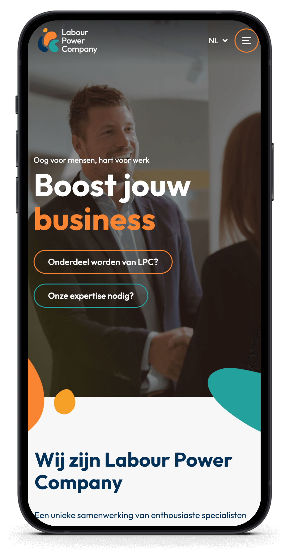 Smartphone toont de website van Labour Power Co. en een zakelijke handdruk.