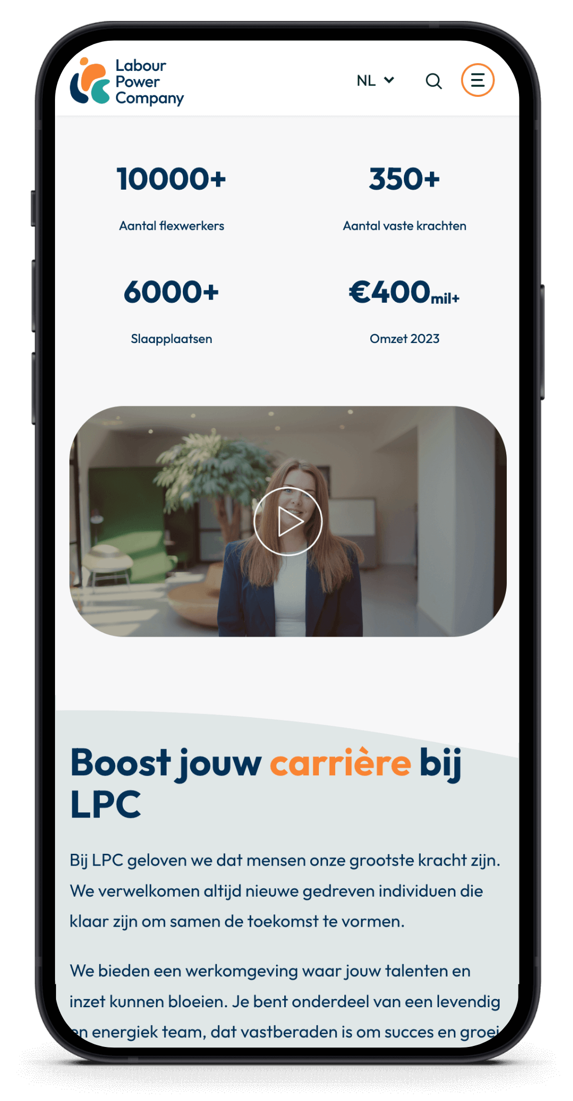 Mobiele site van het bedrijf met statistieken en een videominiatuur met een afspeelknop.