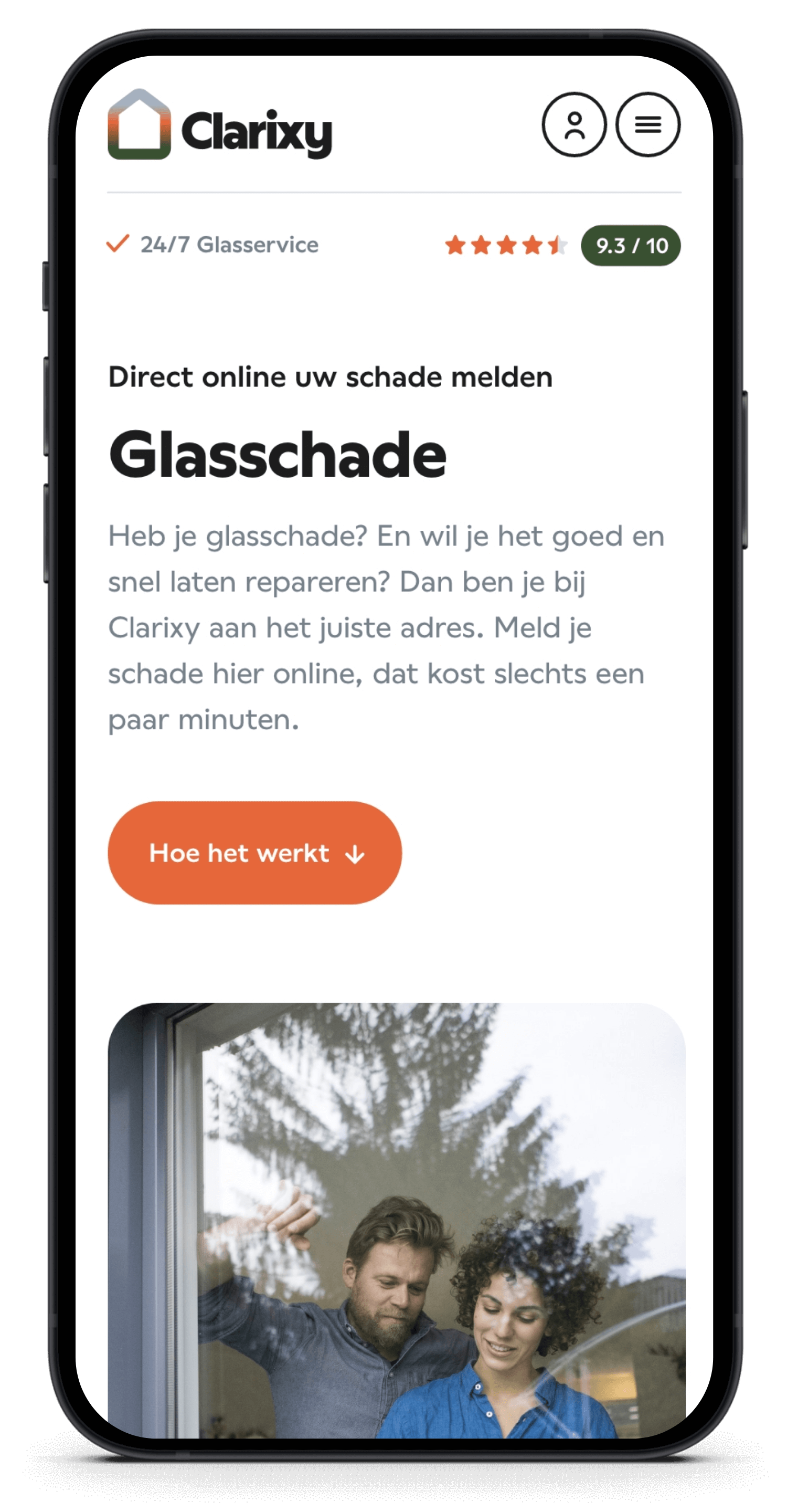 Smartphone toont een rapport over glasschade, met daarop een stel dat een raam inspecteert.