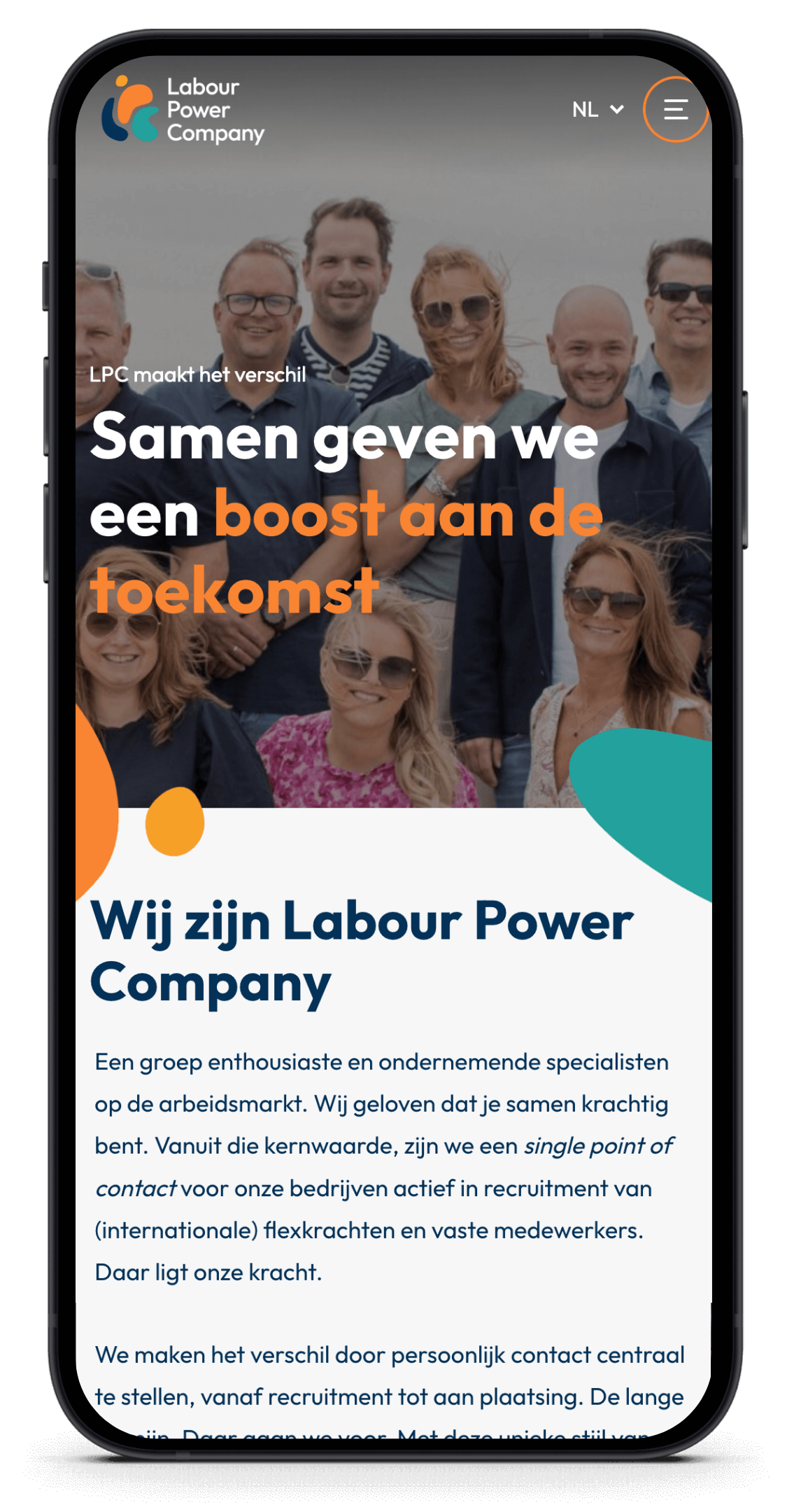Smartphone met de levendige site van Labour Power Company, een groepsfoto en tekst over de diensten in het Nederlands.