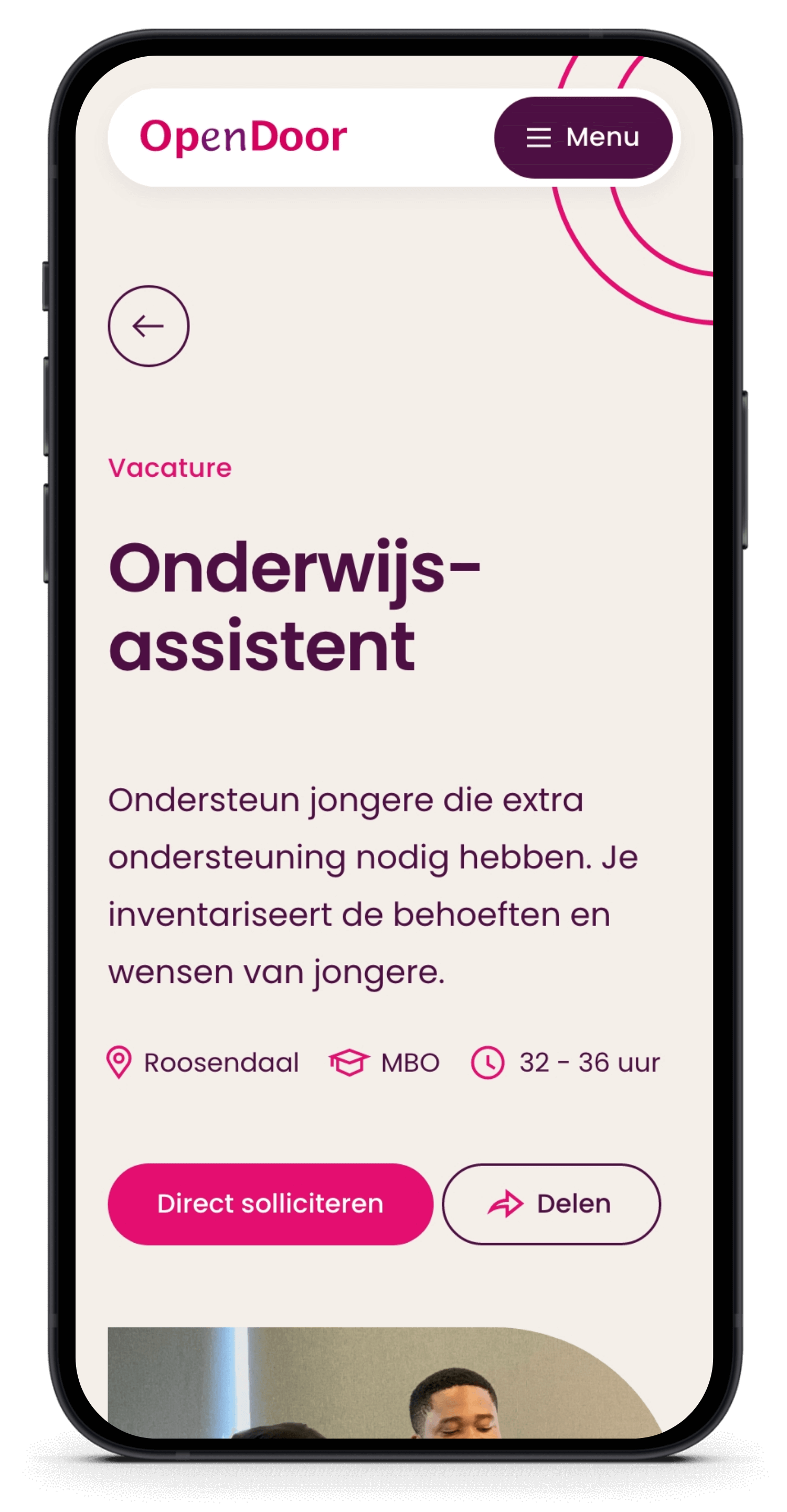 Op een smartphone wordt een vacature voor Onderwijsassistent bij Stichting OpenDoor getoond, met de locatie en openingstijden in het Nederlands.