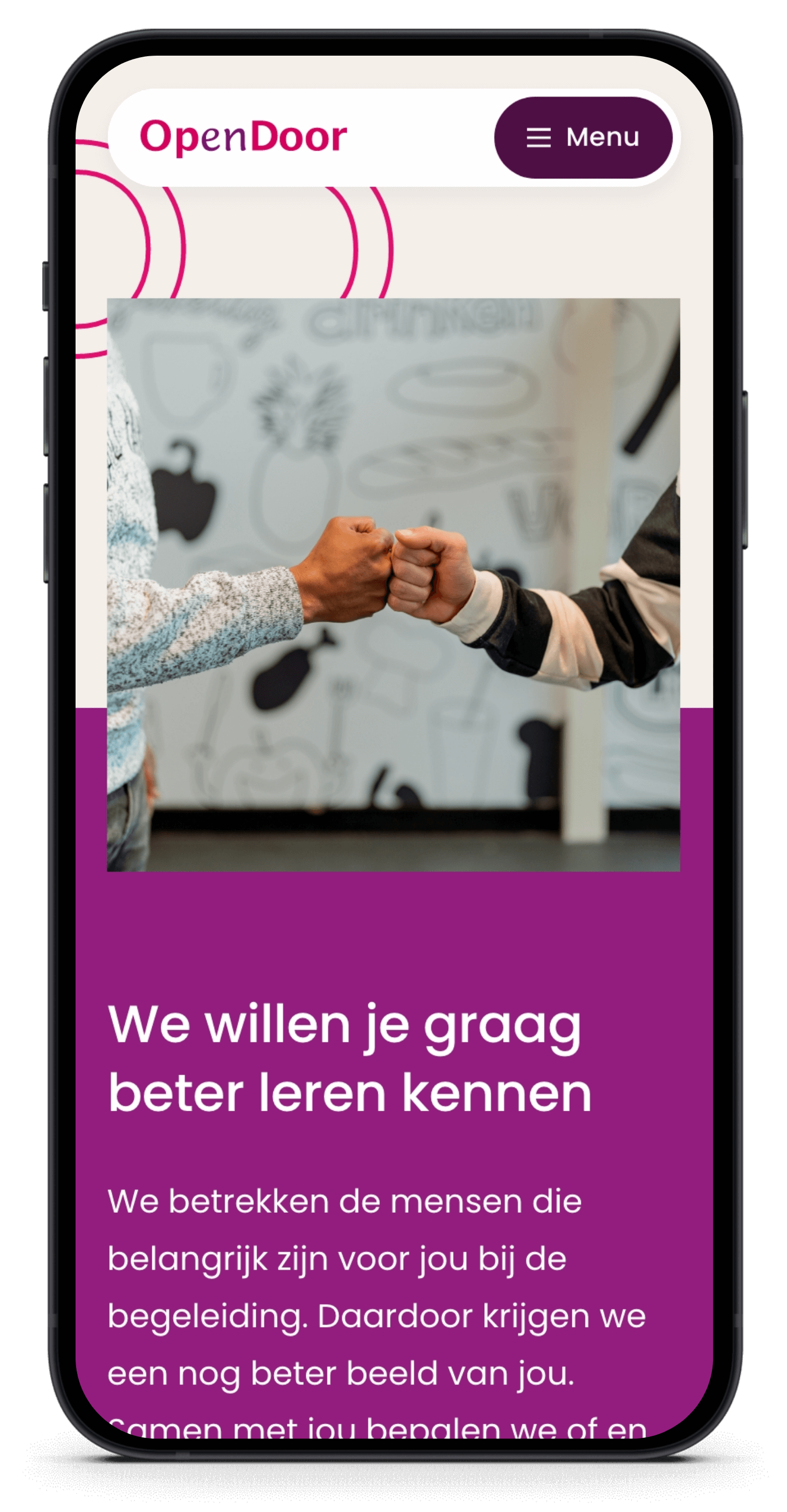 Een slanke telefoon toont een afbeelding: twee mensen die elkaar een vuistje geven, met daaronder de Nederlandse tekst van Stichting OpenDoor.