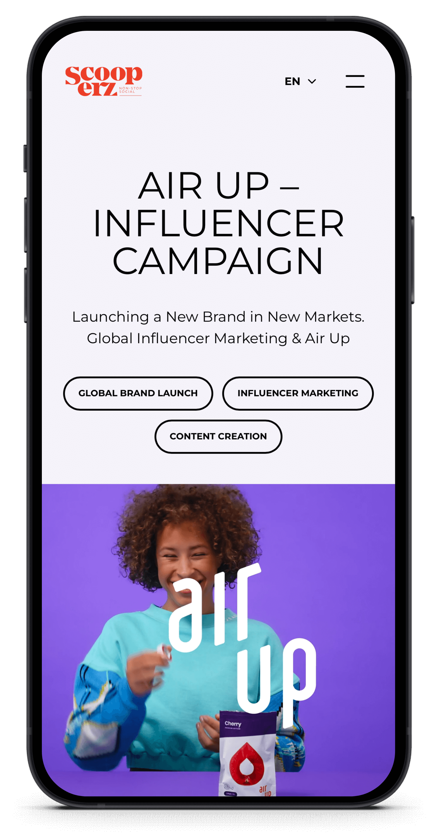 Op een smartphone is de website van Scooperz te zien, met daarop een lachende, internationale influencer in een blauw jasje.