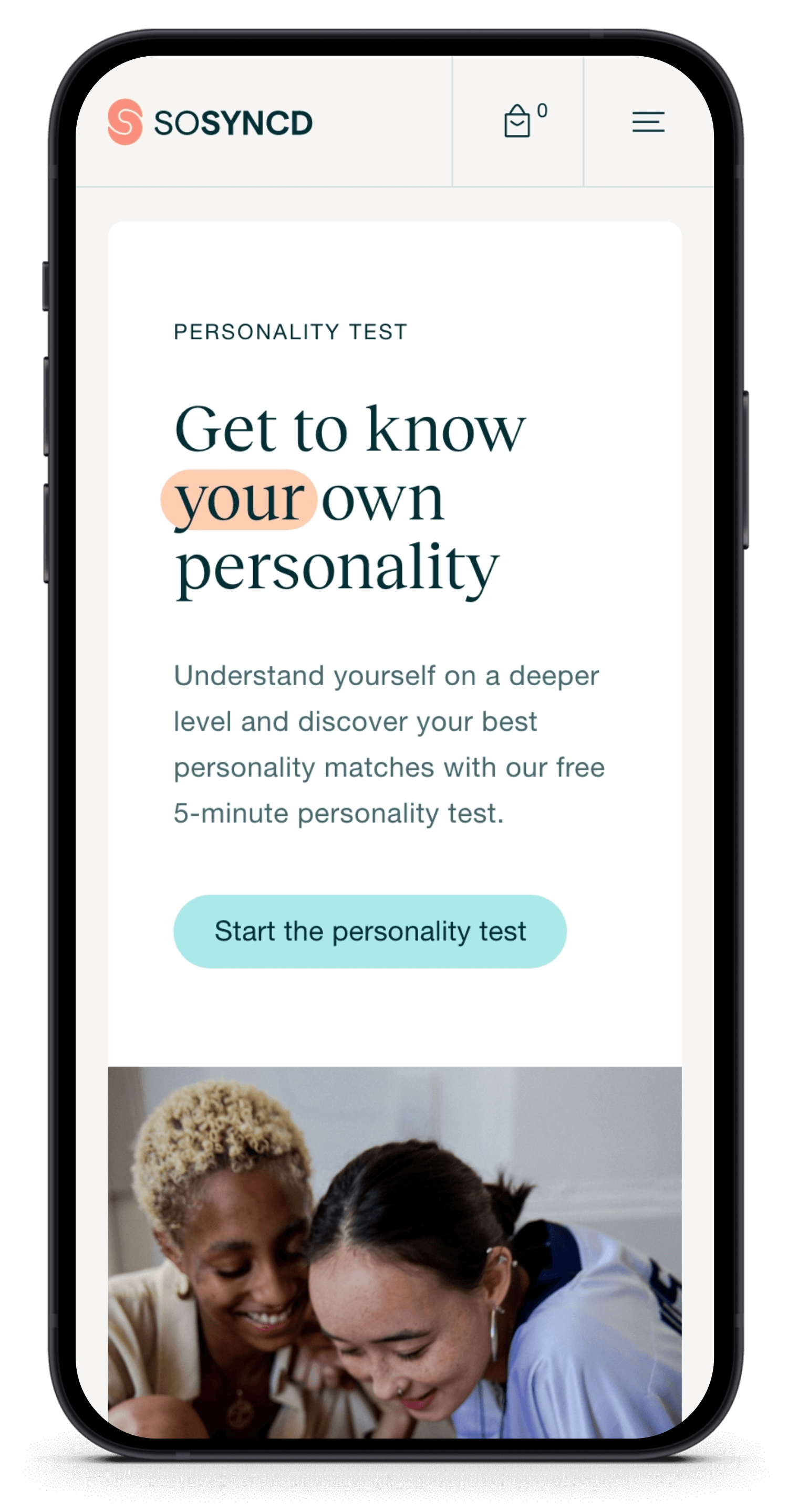 Een smartphone toont een persoonlijkheidstest-app; eronder lachen twee mensen.