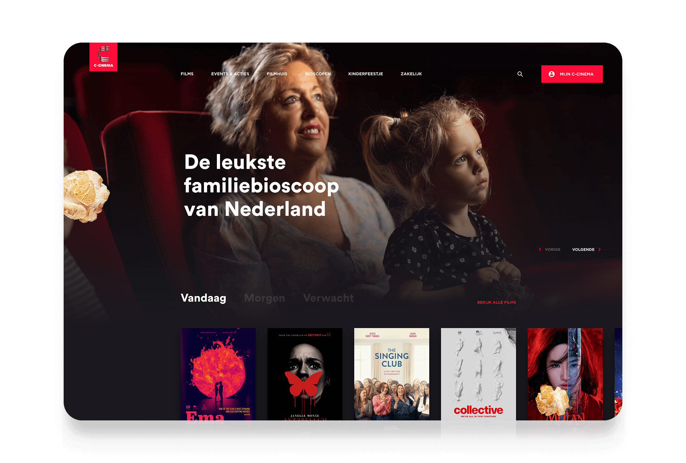 Moeder en kind bekijken samen de filmopties op een scherm.
