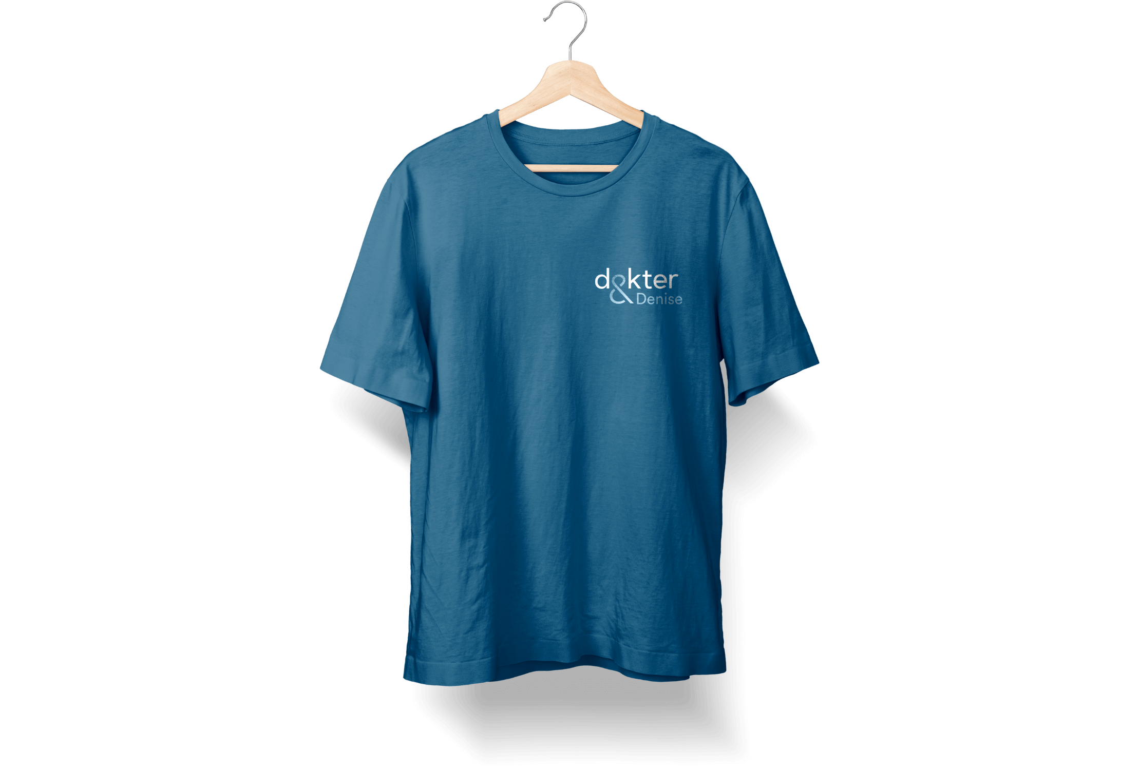 Blauw T-shirt met dokter Design-logo en stethoscooppictogram, op houten hanger, zwarte achtergrond.