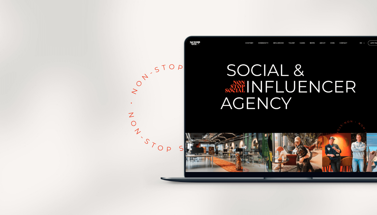 Op een laptop staat de site van Scooperz Social & Influencer Agency, vol met levendige, diverse foto's.