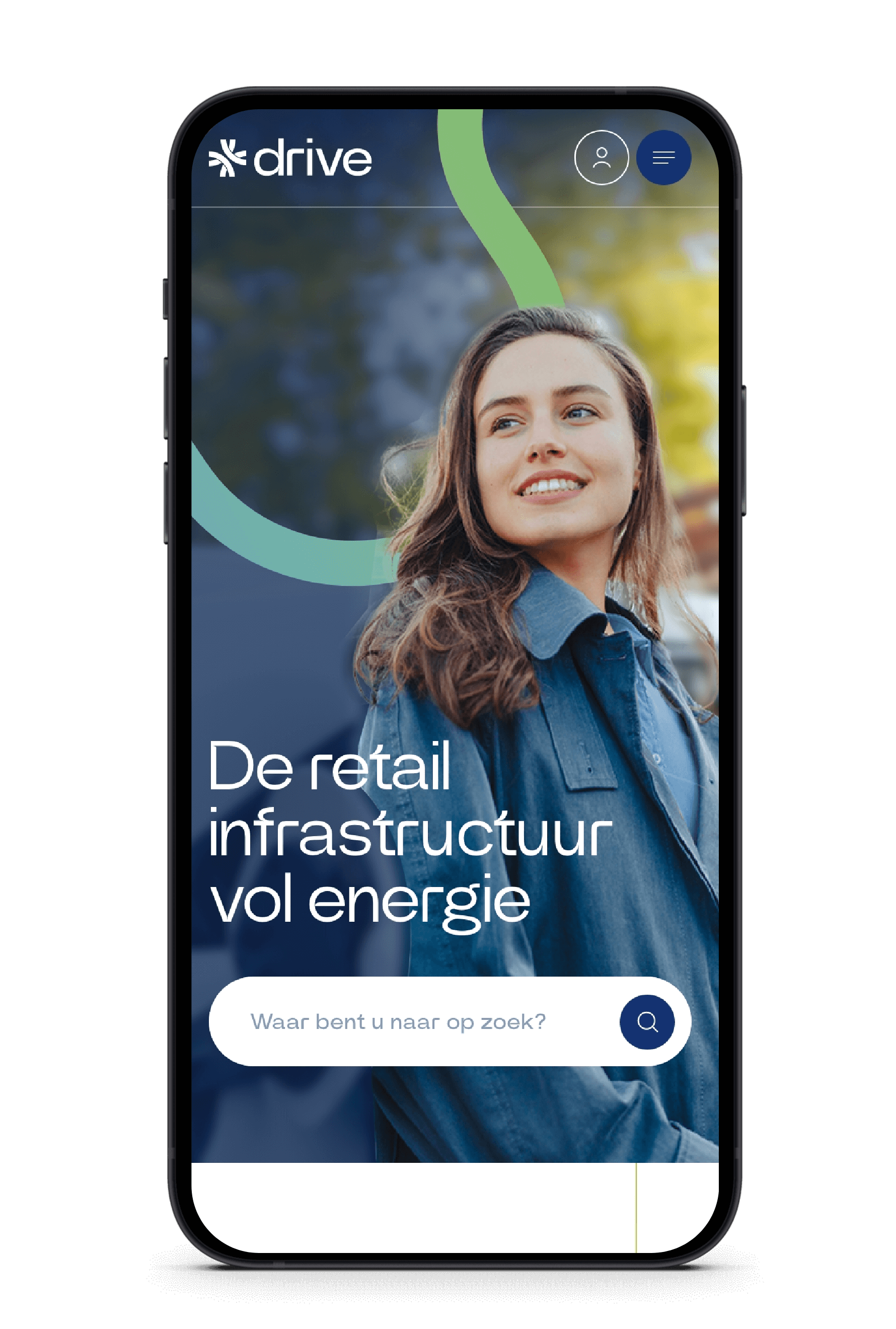 Smartphone met Nederlandse website en een lachende vrouw die praat over de infrastructuur van de detailhandel.