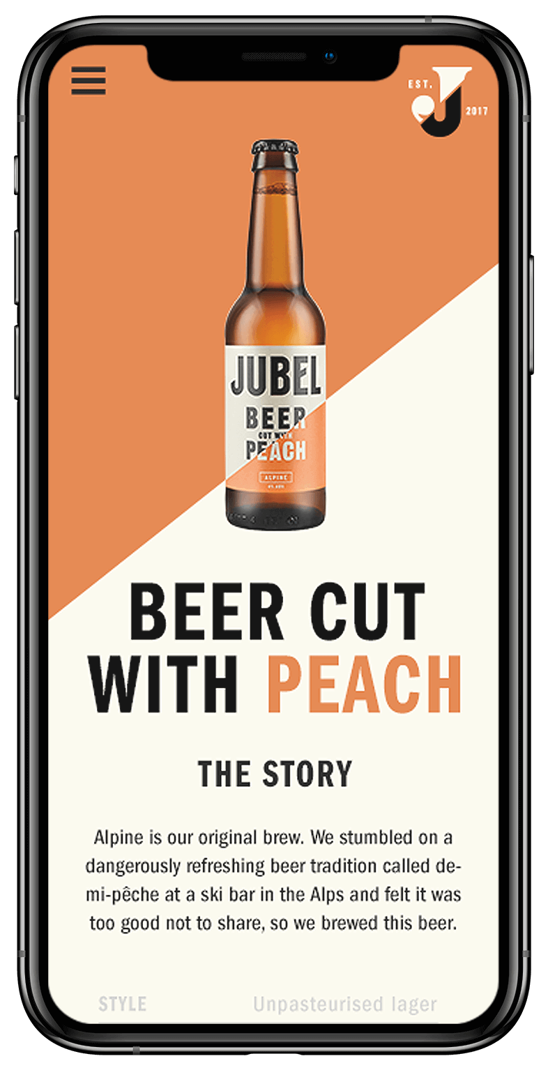 Op een smartphone verschijnt de webpagina van Jubel Beer met het Peach-etiket en het intrigerende verhaal over de oorsprong van het merk in de Alpen.