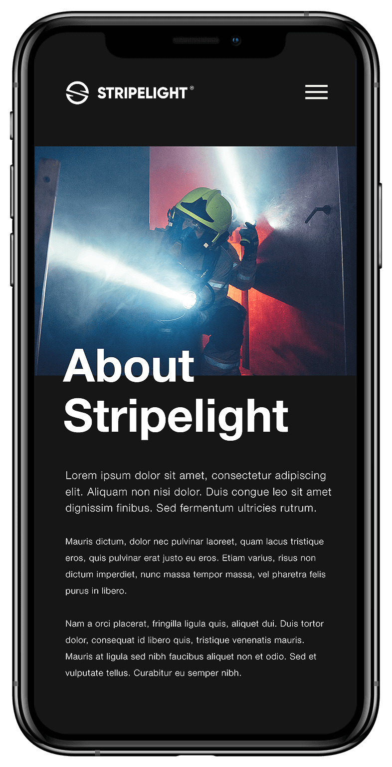 Een brandweerman spuit water, verlicht door een Stripelight-zaklamp, terwijl de StripeLight-locatie op een smartphone oplicht.
