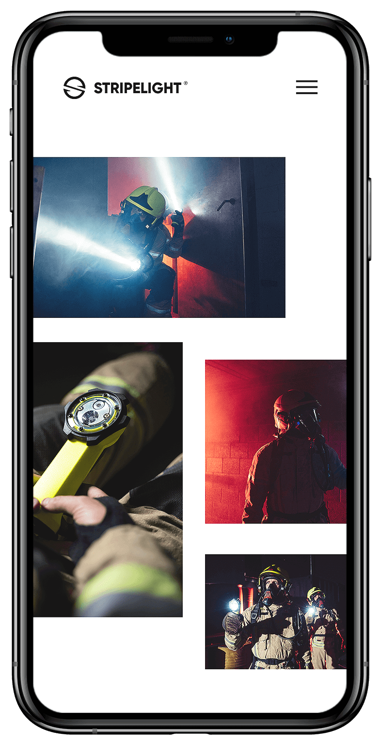 Brandweerlieden in actie met uitrusting en zaklampen, getoond op een smartphone.