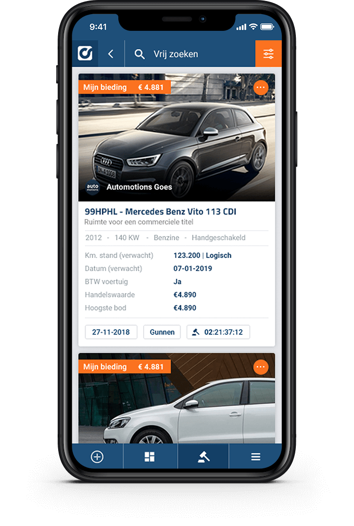 Op de smartphone wordt de Car Collect-app weergegeven met een afbeelding van Mercedes-Benz en biedingsgegevens voor autoliefhebbers.